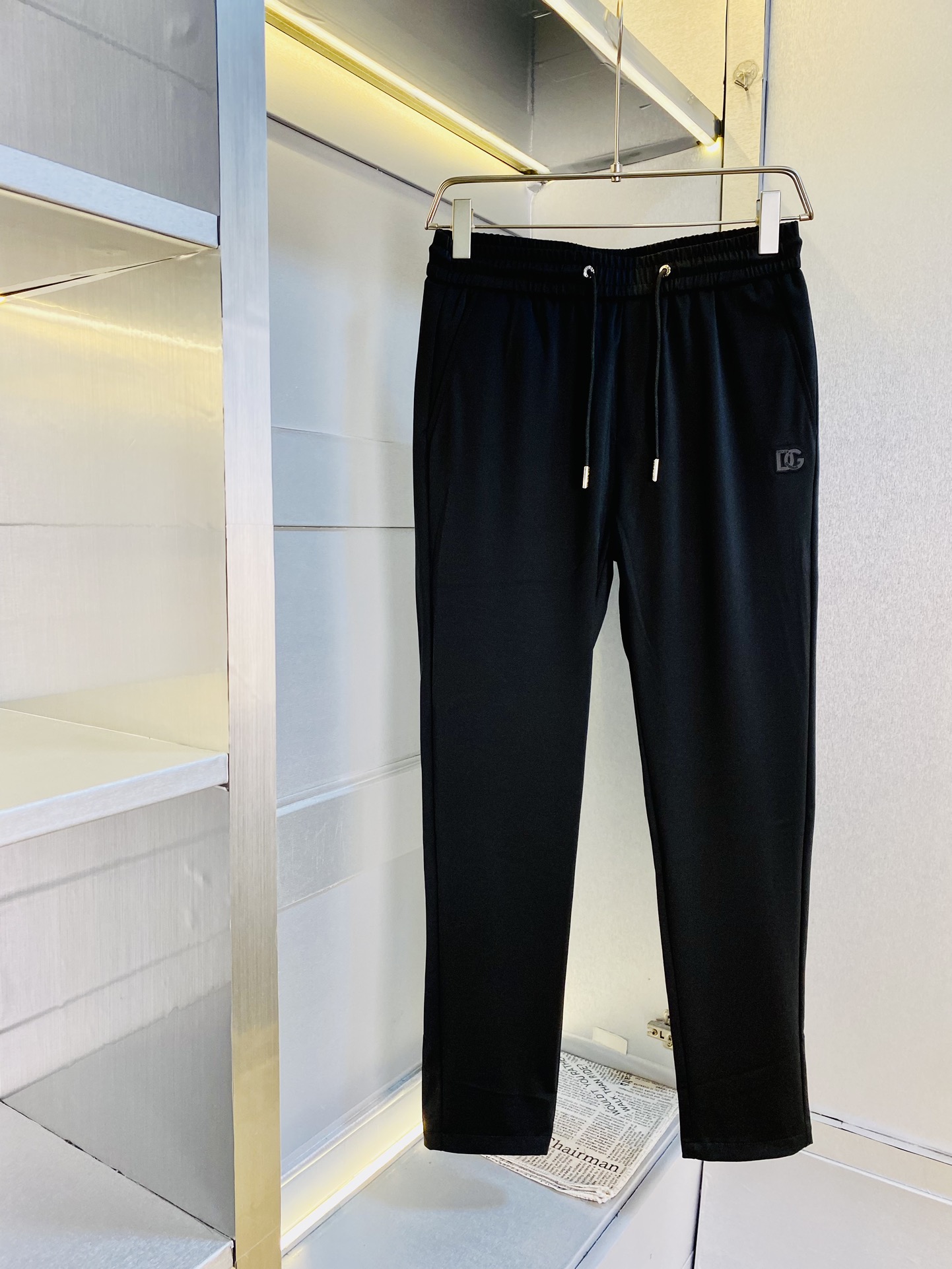 NO:132645,The original official website can wear 220 kilograms of Dolce & Gabbana DG Simple and fashionable Straight casual pants trousers trousers trousers are very comfortable to wear, low-key and luxurious, very classy when worn, and there is no need to say much about the trousers style and cutting. The upper body is exquisite and vivid. The truly first-class quality is the real-class casual pants elastic pants, which are made of Turkish cotton, produce the most famous tannin cloth. The quality is excellent, and the pants are soft after heavy washing!  Straight-footed style, not picky, absolutely stylish, expert design, extremely luxurious. Number of codes: M-4XL, Dolce & Gabbana, Dolce & Gabbana, alexander wang19860909官网原单货 可穿220斤杜嘉班纳DG 简约时尚 直筒休闲裤长裤卫裤松紧裤身穿着非常舒适 低调不失奢华 穿出去非常有档次,裤型款式和裁剪亦无需多言 上身精致跃然.真正一等一顶级质料 真正殿堂级的休闲裤松紧裤,选用土耳其的棉花 生产出最有名的单宁布 品质卓然,经过重水洗使得裤子很柔软！直脚的版型 不挑人 上身绝对的有型 达人设计 极度奢华.码数:M-4XL,,Dolce&Gabbana,Dolce&Gabbana,alexander wang,Men's clothing