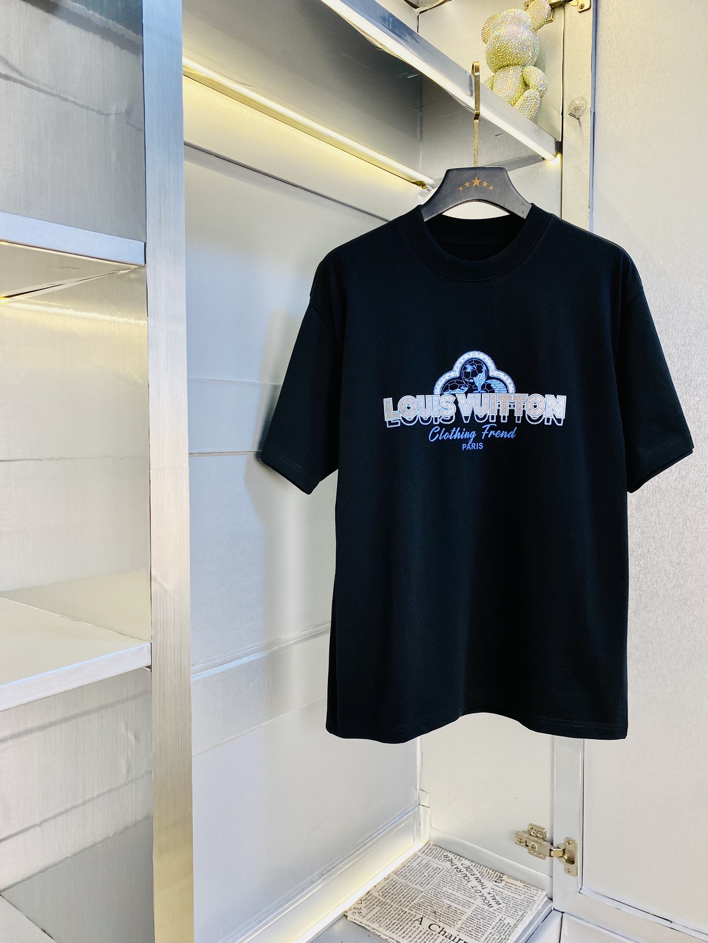 NO:509275,Wear 240 pounds, gospel of fat man, couple outfit Louis Vuitton Lv, original single quality, latest 2025 men's short-sleeved T-shirt, selected counter customized top mercerized cotton imported fabric, all details are perfectly 1 to 1 replica, restore the authentic 100% original hardware, high-end customized auxiliary materials, original factory original standard, excellent upper body effect!  S-3XL (175/130 catties wear S), louis vuitton,louis vuitton,t-shirt,tees,t-shirt,alexander wang19860909穿240斤 胖子福音 情侣装路易威登Lv 原单品质 2025最新款 男装短袖T恤 精选专柜订制顶级丝光棉进口面料 所有细节做工完美1比1复刻 还原正品百分百 原版五金 高端订制辅料 原厂原标 上身效果超赞！码数偏大S-3XL(175/130斤穿S),,louis vuitton,louis vuitton,T-shirt,tees，t-shirt,alexander wang,Men's clothing