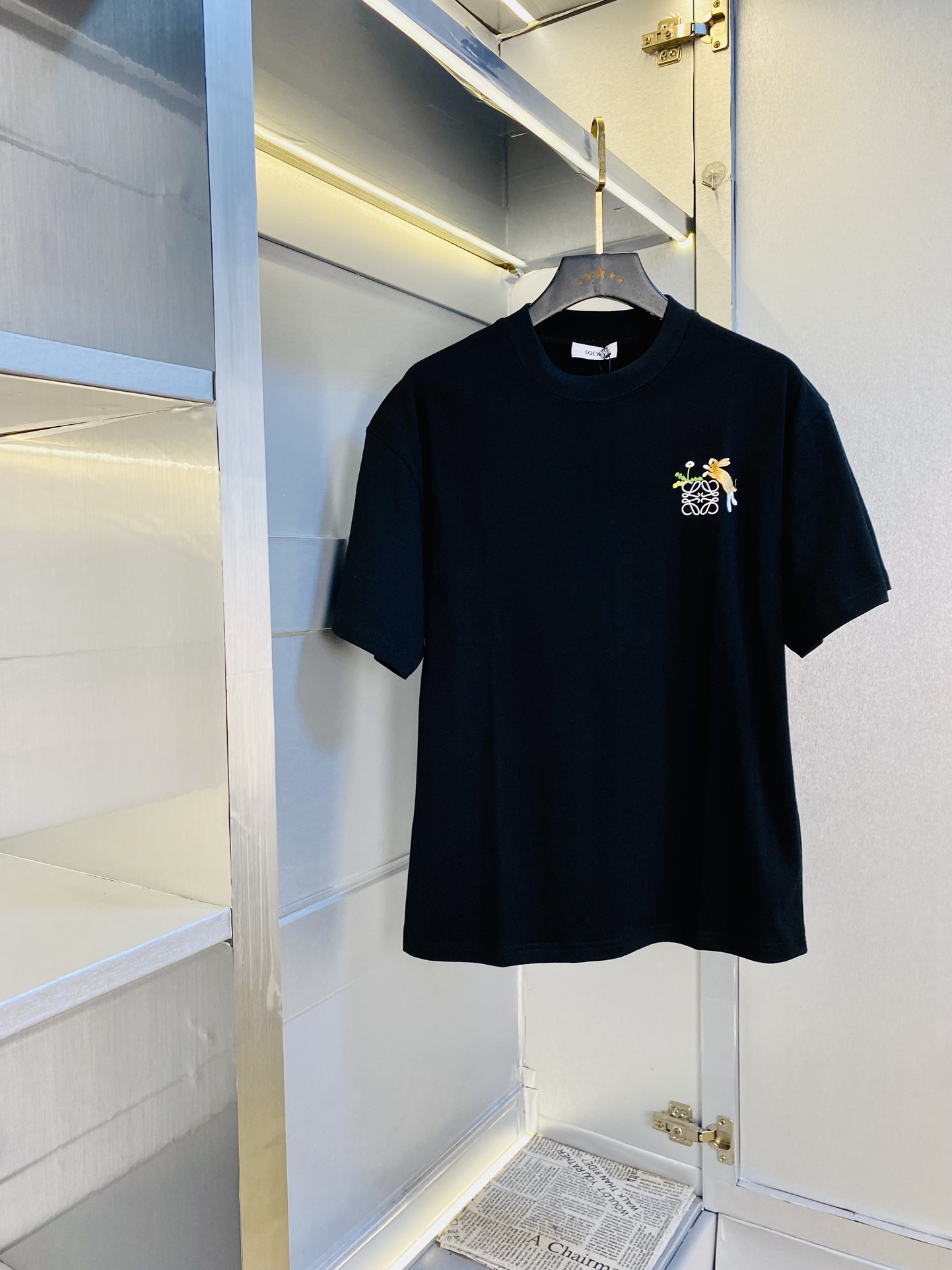 NO:133756,Wearing 210 pounds, Fatty Gospel, couple outfit Loewe, original quality, latest short-sleeved T-shirt, selected counter customized top mercerized cotton imported fabric, all details are perfectly 1 to 1 replica, restore the authentic 100% original hardware, high-end customized auxiliary materials, original factory original standard, excellent upper body effect!  S-XL (175/130 catties S), loewe,loewe,t-shirt,tees,t-shirt,alexander wang19860909穿210斤 胖子福音 情侣装罗意威Loewe 原单品质 最新款短袖T恤 精选专柜订制顶级丝光棉进口面料 所有细节做工完美1比1复刻 还原正品百分百 原版五金 高端订制辅料 原厂原标 上身效果超赞！码数偏大S-XL(175/130斤穿S),,loewe,loewe,T-shirt,tees，t-shirt,alexander wang,Men's clothing