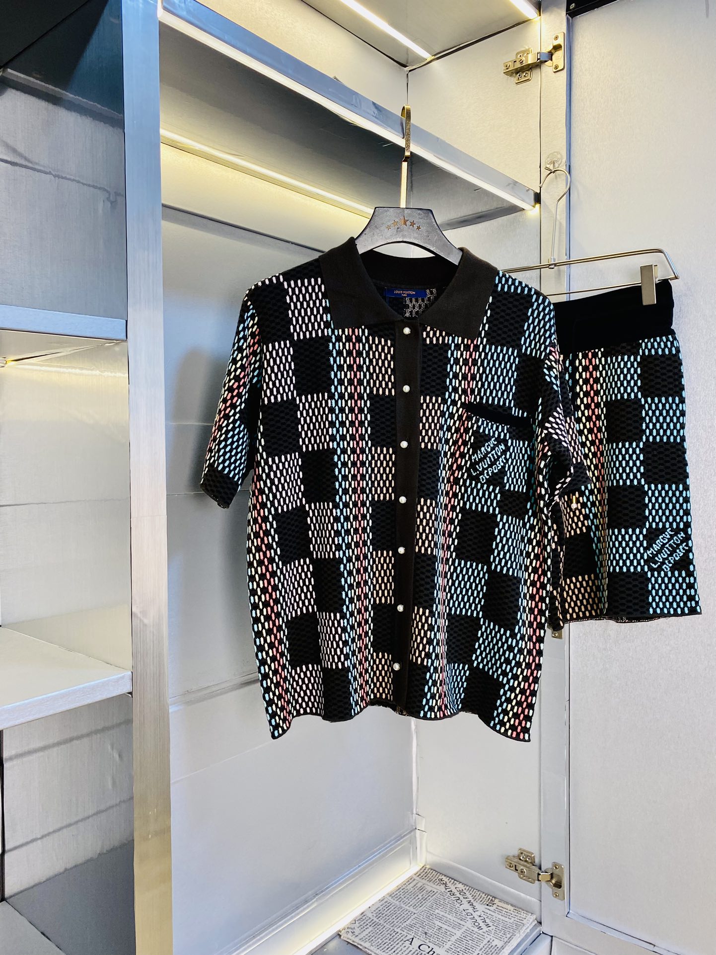 NO:140961,The official website original product Louis Vuitton Lv Simple and fashionable Early spring new suit short sleeve shorts suit shorts suit. It is very comfortable to wear, low-key and luxurious. It is very classy when worn, and there is no need to say much about the style and cutting of the pants. The upper body is exquisite and vivid. The truly first-class quality is the real-class casual pants elastic pants, which are made of Turkey's cotton and produce the most famous tannin cloth. The quality is excellent, and the pants are soft after heavy washing!  Straight-footed style, not picky, the upper body is absolutely stylish, extremely luxurious. Number of sizes: S-XL,,louis vuitton,louis vuitton,shorts,T-shirt,alexander wang19860909官网原单货 路易威登Lv 简约时尚 早春新款套装短袖套装短裤套装 身穿着非常舒适 低调不失奢华 穿出去非常有档次,裤型款式和裁剪亦无需多言 上身精致跃然.真正一等一顶级质料 真正殿堂级的休闲裤松紧裤,选用土耳其的棉花 生产出最有名的单宁布 品质卓然,经过重水洗使得裤子很柔软！直脚的版型 不挑人 上身绝对的有型 极度奢华.码数:S-XL,,louis vuitton,louis vuitton,shorts,T-shirt,alexander wang,Men's clothing