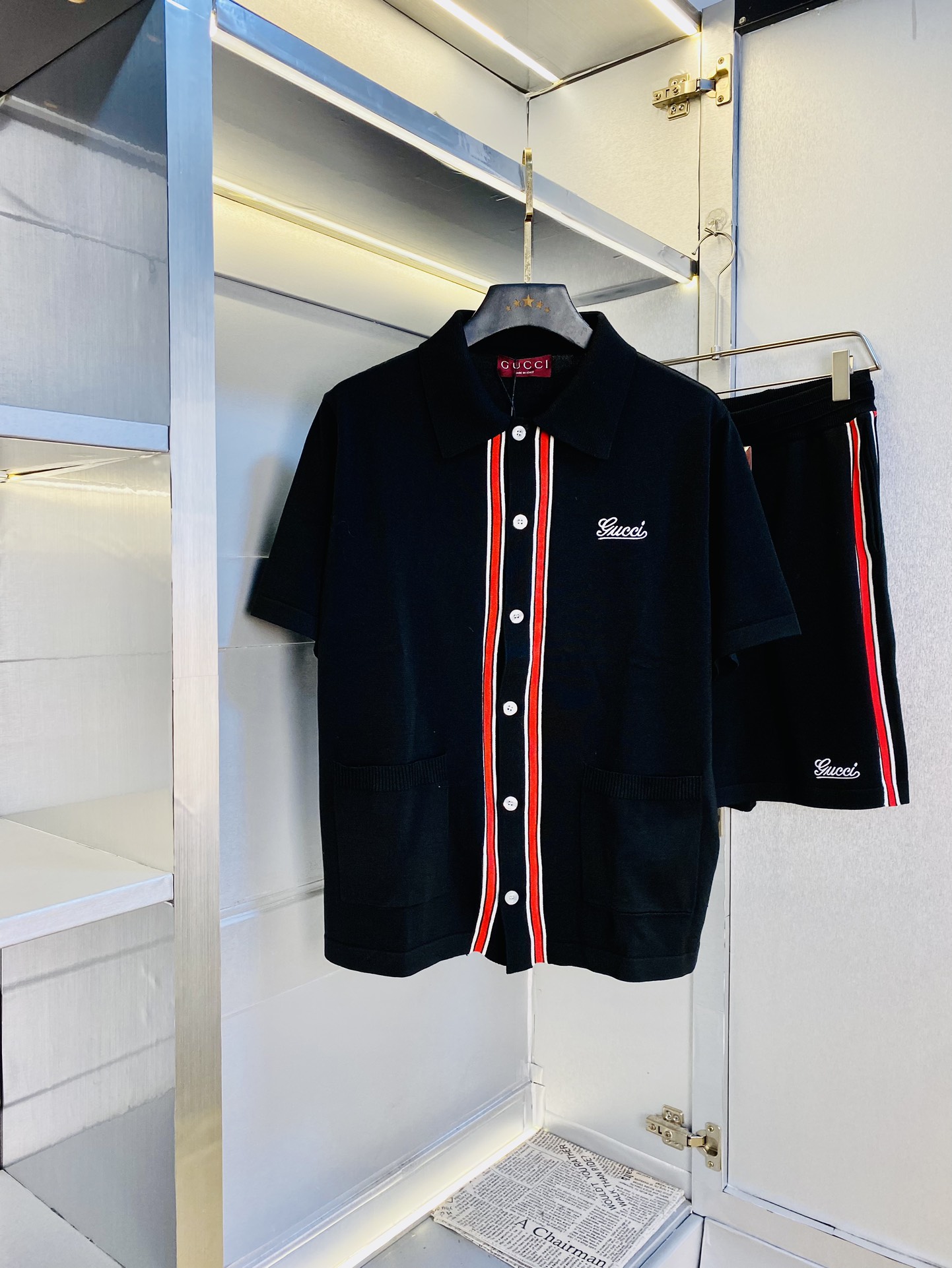 NO:140962,The original order of the official website can wear 200 kilograms Gucci Simple and fashionable Early spring new knitted suit short sleeve shorts suit shorts suit. It is very comfortable to wear, low-key and luxurious. It is very classy when worn, and there is no need to say much about the trouser style and cutting. The upper body is exquisite and vivid. The truly first-class quality is the real palace-grade casual pants elastic pants, which are made of Turkey cotton, and produce the most famous tannin cloth. The quality is excellent, and the pants are soft after heavy washing!  Straight-footed style, not picky, the upper body is absolutely stylish, extremely luxurious. Size: S-XL (175/130 catties wear S), gucci, shorts, T-shirt, alexander wang19860909官网原单货 可穿200斤 古奇Gucci 简约时尚 早春新款针织套装短袖套装短裤套装 身穿着非常舒适 低调不失奢华 穿出去非常有档次,裤型款式和裁剪亦无需多言 上身精致跃然.真正一等一顶级质料 真正殿堂级的休闲裤松紧裤,选用土耳其的棉花 生产出最有名的单宁布 品质卓然,经过重水洗使得裤子很柔软！直脚的版型 不挑人 上身绝对的有型 极度奢华.码数:S-XL（175/130斤穿S）,,gucci,shorts,T-shirt,alexander wang,Men's clothing