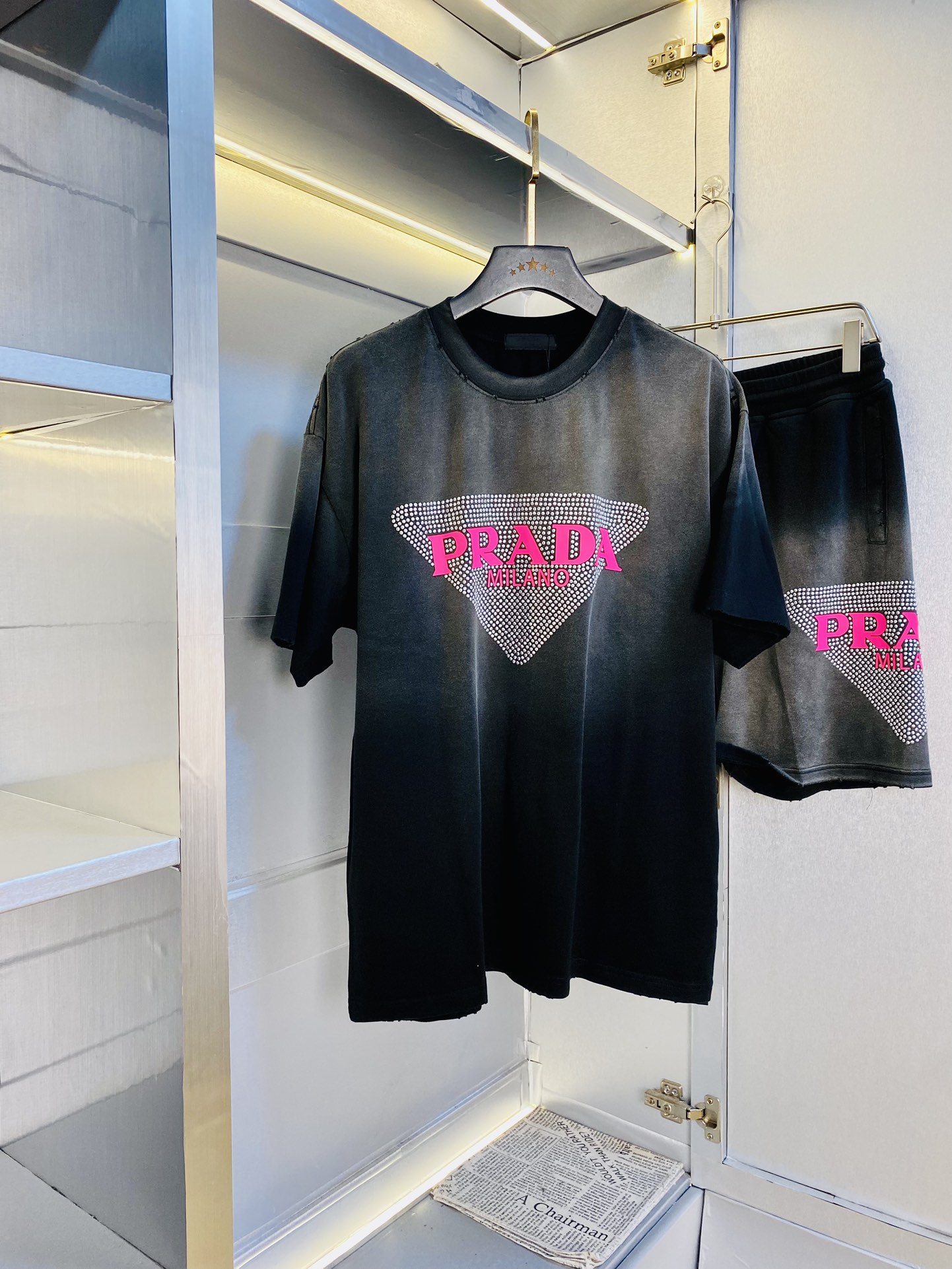 NO:138304,The original order of the official website can wear 220 kilograms Prada Prada Simple and fashionable Summer new summer suit Short sleeve suit Shorts suit Very comfortable to wear, low-key and luxurious, very classy when worn, no need to say much about the trouser style and cutting, the upper body is exquisite and vivid. The truly first-class quality is the real palace-grade casual pants elastic pants, which are made of Turkey cotton, and produce the most famous tannin cloth. The quality is excellent, and the pants are soft after heavy washing!  Straight-footed style, not picky, the upper body is absolutely stylish, extremely luxurious. Number of sizes: M-3XL (175/130 catties wear M), prada, prada, shorts, T-shirt, alexander wang19860909官网原单货 可穿220斤 普拉达Prada 简约时尚 夏季夏款新款套装短袖套装短裤套装 身穿着非常舒适 低调不失奢华 穿出去非常有档次,裤型款式和裁剪亦无需多言 上身精致跃然.真正一等一顶级质料 真正殿堂级的休闲裤松紧裤,选用土耳其的棉花 生产出最有名的单宁布 品质卓然,经过重水洗使得裤子很柔软！直脚的版型 不挑人 上身绝对的有型 极度奢华.码数:M-3XL（175/130斤穿M）,,prada,prada,shorts,T-shirt,alexander wang,Men's clothing