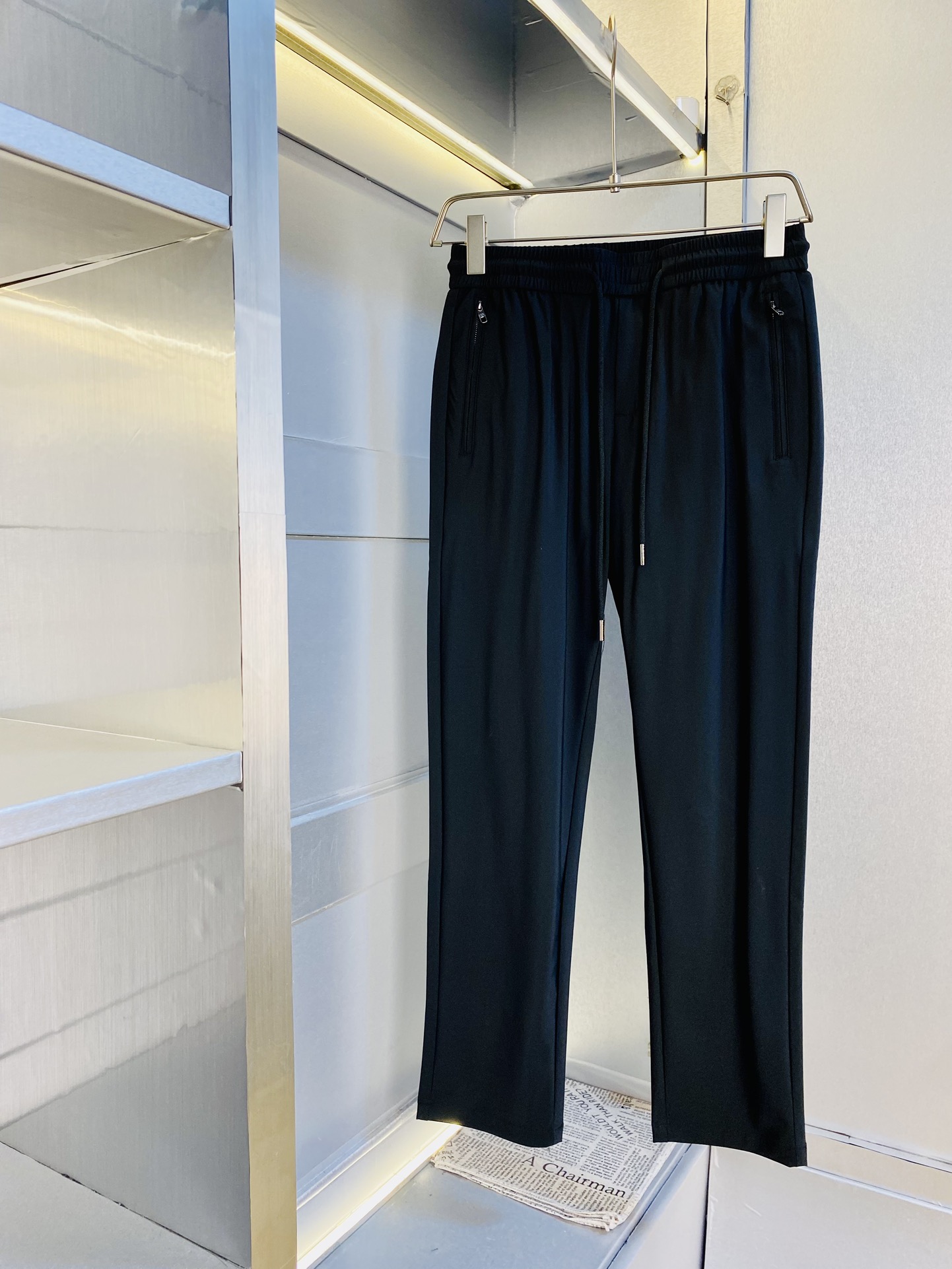 NO:506732,The original item on the official website can wear 220 kilograms of Dolce & Gabbana DG Simple and fashionable Early spring casual pants, wardrobe elastic pants, trousers, straight pants, very comfortable to wear, low-key and luxurious, very classy when worn, trousers style and cutting, and the upper body is exquisite and vivid. The truly first-class quality is the real-class casual pants elastic pants, which are made of Turkey's cotton, produce the most famous tannin cloth. The quality is excellent, and the pants are heavy washed to make the pants very soft!  Straight-footed style, not picky, absolutely stylish, expert design, extremely luxurious. Number of codes: M-4XL, Dolce & Gabbana, alexander wang19860909官网原单货 可穿220斤杜嘉班纳DG 简约时尚 早春款休闲裤卫裤松紧裤长裤直筒裤身穿着非常舒适 低调不失奢华 穿出去非常有档次,裤型款式和裁剪亦无需多言 上身精致跃然.真正一等一顶级质料 真正殿堂级的休闲裤松紧裤,选用土耳其的棉花 生产出最有名的单宁布 品质卓然,经过重水洗使得裤子很柔软！直脚的版型 不挑人 上身绝对的有型 达人设计 极度奢华.码数:M-4XL,,Dolce&Gabbana,alexander wang,Men's clothing