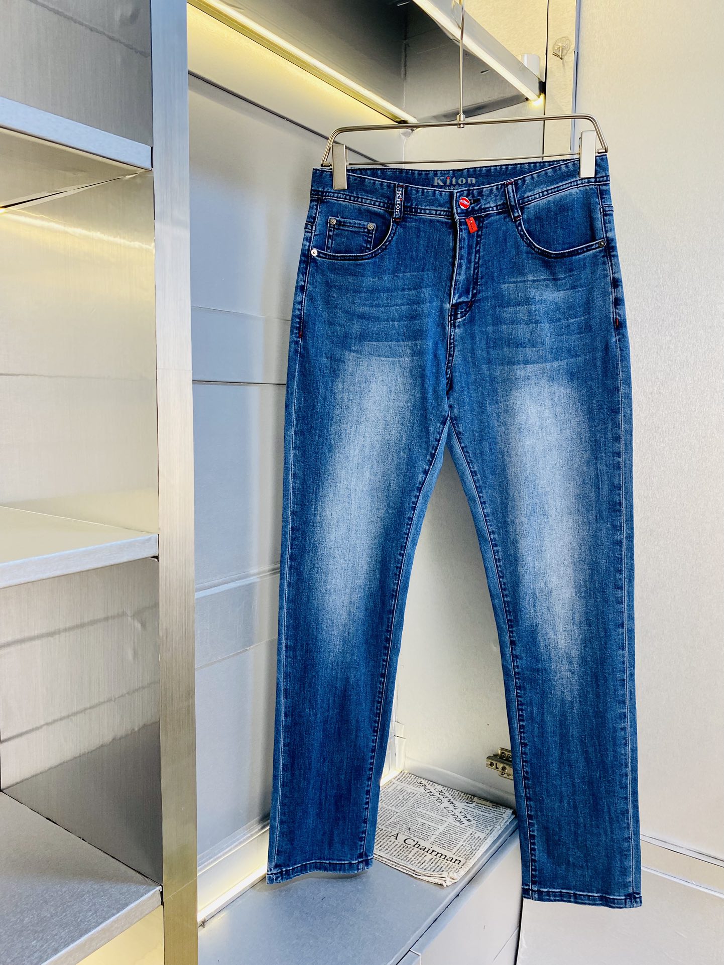 NO:159141,Original single product, 220 kilogram Kiton Spring and summer thin new style is available at the same time for sale, fashionable casual pants, straight jeans, elastic jeans, imported original fabric, comfortable and breathable upper body, top craft hardware accessories. Very high-end, super straight style, fashionable and stylish upper body!  A must-have item in the closet!  Size 29-40, jeans,alexander wang19860909原单货 可穿220斤Kiton 春夏款薄款新款专柜同步有售,时尚休闲裤直筒牛仔裤弹力牛仔裤,进口原版面料,上身舒适透气,顶级工艺五金配饰.档次极高,版型超正,上身时尚有型！衣橱必备单品！尺码29-40,,jeans,alexander wang,Men's clothing