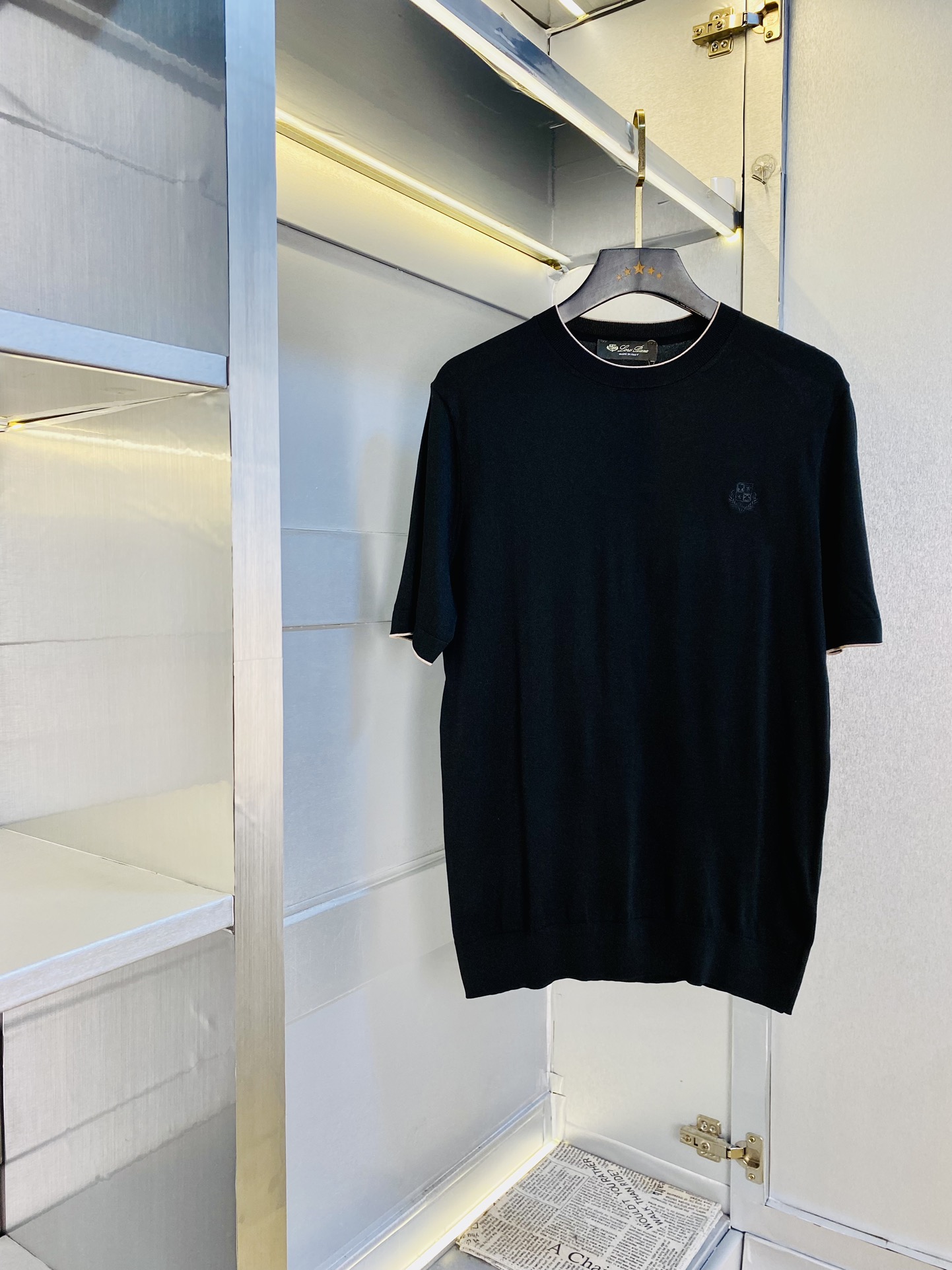 NO:510615,Nuoyoupianya Lp can wear 190 jin sweater, super soft yarn skin-friendly and comfortable round neck T-shirt 2025 spring and summer new short-sleeved sweater, released simultaneously on the official website, imported Italian blended wool, light and soft, the whole piece adopts 14 knitting method, and special color materials for men's clothing, the upper body is skin-friendly and comfortable and breathable, low-key and luxurious. Size M-3XL, loro piana, T-shirt,tees, t-shirt,alexander wang19860909诺悠翩雅Lp 可穿190斤针织衫 超柔纱线亲肤舒适圆领T恤 2025春夏新品短袖针织衫,官网同步发售,意大利进口混纺羊毛,轻薄柔软,全件采用14针织法,选用男装特别色料 上身亲肤舒适透气,低调奢华. 码数M-3XL,,loro piana,T-shirt,tees，t-shirt,alexander wang,Men's clothing