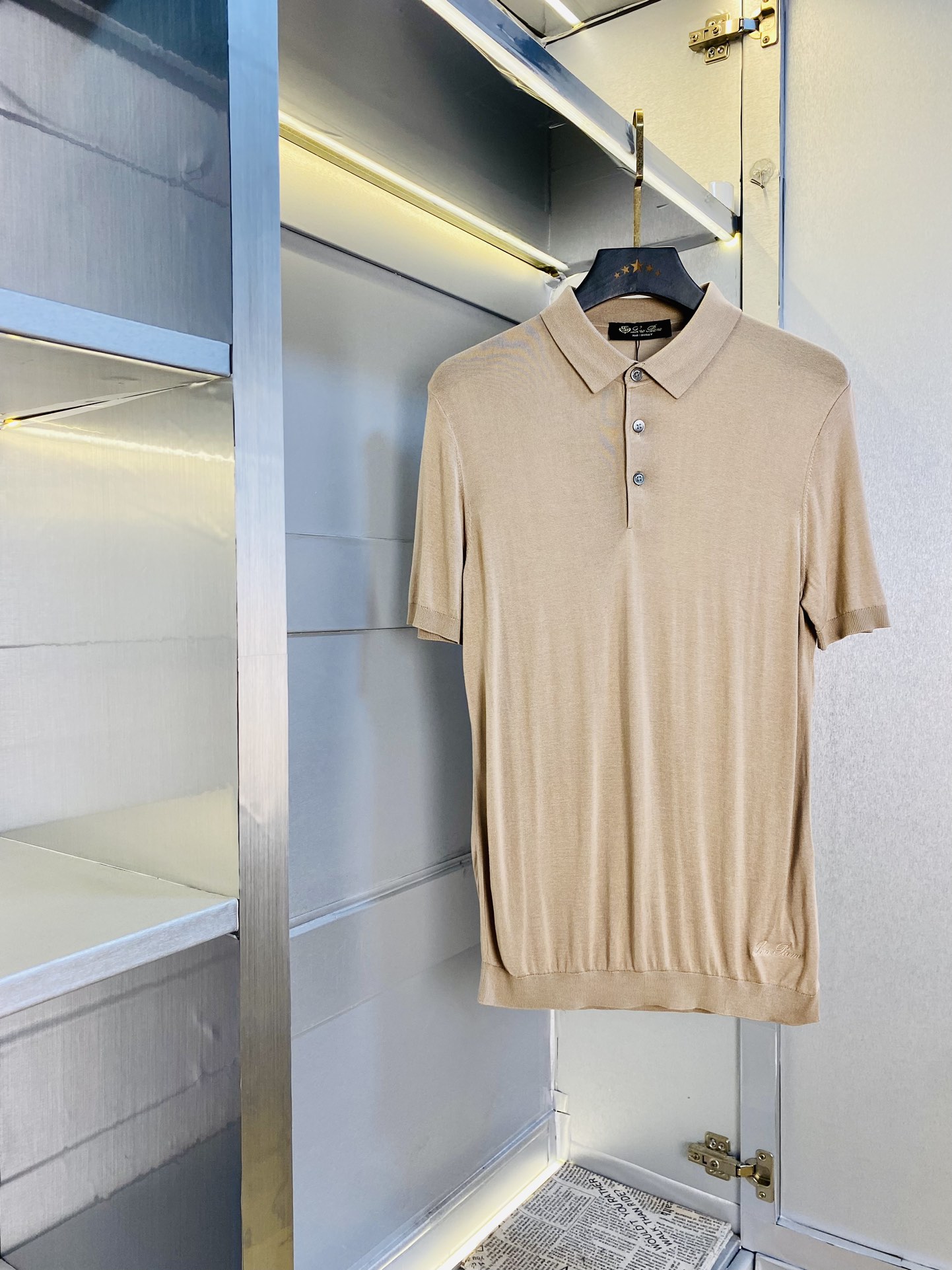 NO:510614,Nuoyoupianya Lp can wear 190 jin sweater, super soft yarn skin-friendly and comfortable lapel short-sleeved T-shirt 2025 spring and summer new short-sleeved sweater, released simultaneously on the official website, imported Italian blended wool, light and soft, the whole piece adopts 14 knitting method, and special color materials for men's clothing, the upper body is skin-friendly and comfortable and breathable, low-key and luxurious. Number of codes M-3XL, loro piana, T-shirt,tees, t-shirt,alexander wang19860909诺悠翩雅Lp 可穿190斤针织衫 超柔纱线亲肤舒适翻领短袖T恤 2025春夏新品短袖针织衫,官网同步发售,意大利进口混纺羊毛,轻薄柔软,全件采用14针织法,选用男装特别色料 上身亲肤舒适透气,低调奢华. 码数M-3XL,,loro piana,T-shirt,tees，t-shirt,alexander wang,Men's clothing