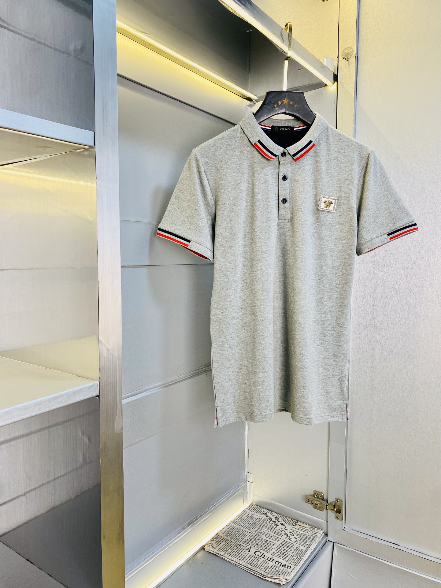 NO:512435,Versace original single quality 2025 latest clothes, short-sleeved lapel, short-sleeved Polo, selected counter customized top-grade imported red mercerized cotton fabric, all details are perfectly 1 to 1 replica, restore the authentic 100% original hardware, high-end custom auxiliary materials, original factory original standard, excellent upper body effect, code number M-3XL,,versace,versace,T-shirt,alexander wang19860909范思哲Versace 原单品质 2025最新款衣服 短袖翻领短袖Polo 精选专柜订制顶级朱地丝光棉进口面料 所有细节做工完美1比1复刻 还原正品百分百 原版五金 高端订制辅料 原厂原标 上身效果超赞 码数 M-3XL,,versace,versace,T-shirt,alexander wang,Men's clothing