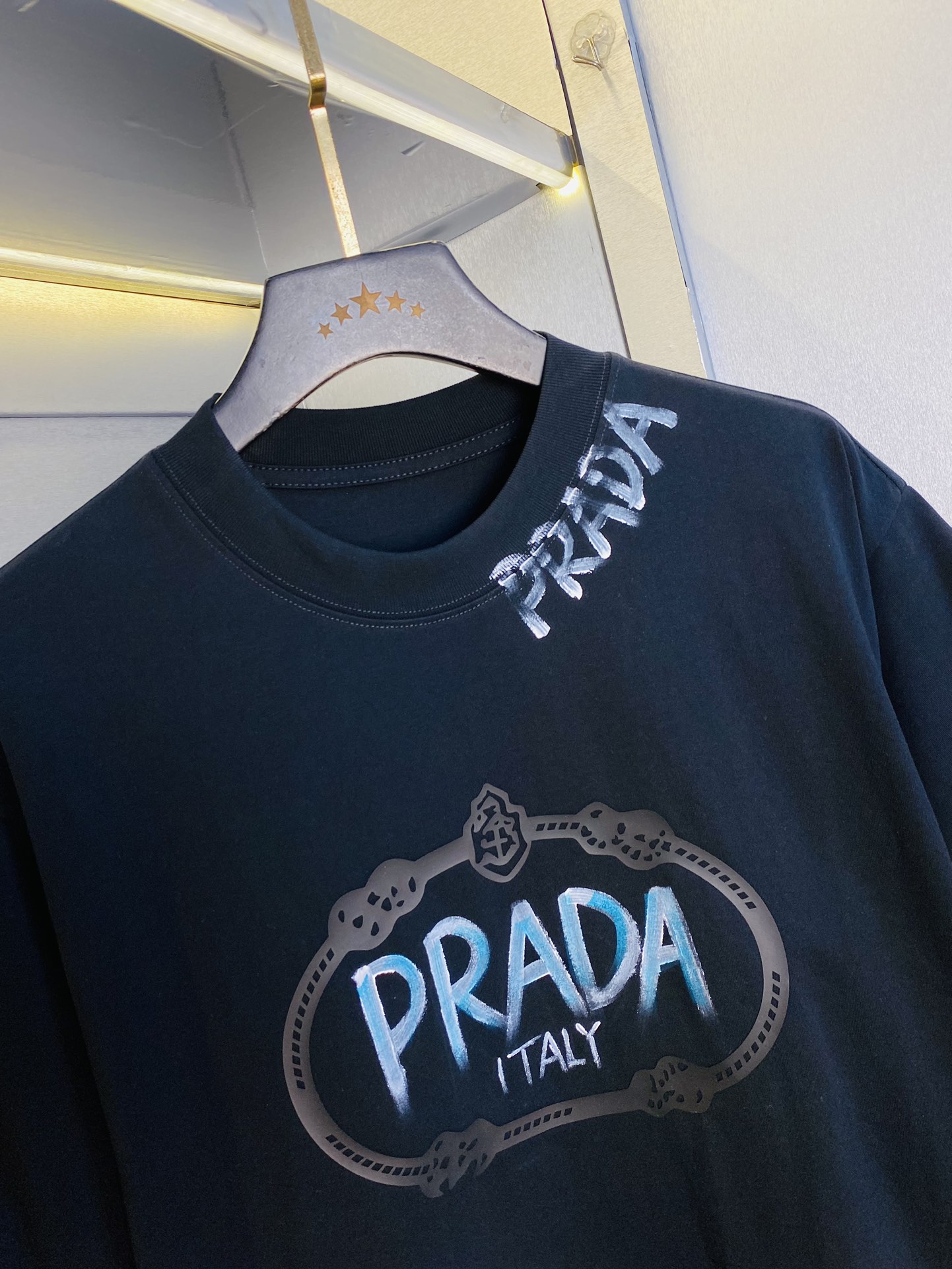 手绘款P250 🔥穿210斤 胖子福音 情侣装💞普拉达Prada 原单品质 2025最新款 男装短袖T恤 精选专柜订制顶级🐥丝光棉🐥进口面料 所有细节做工完美1比1复刻 还原正品百分百 原版五金 高端订制辅料 原厂原标 上身效果超赞！码数偏大：M-3XL(175/130斤穿M)