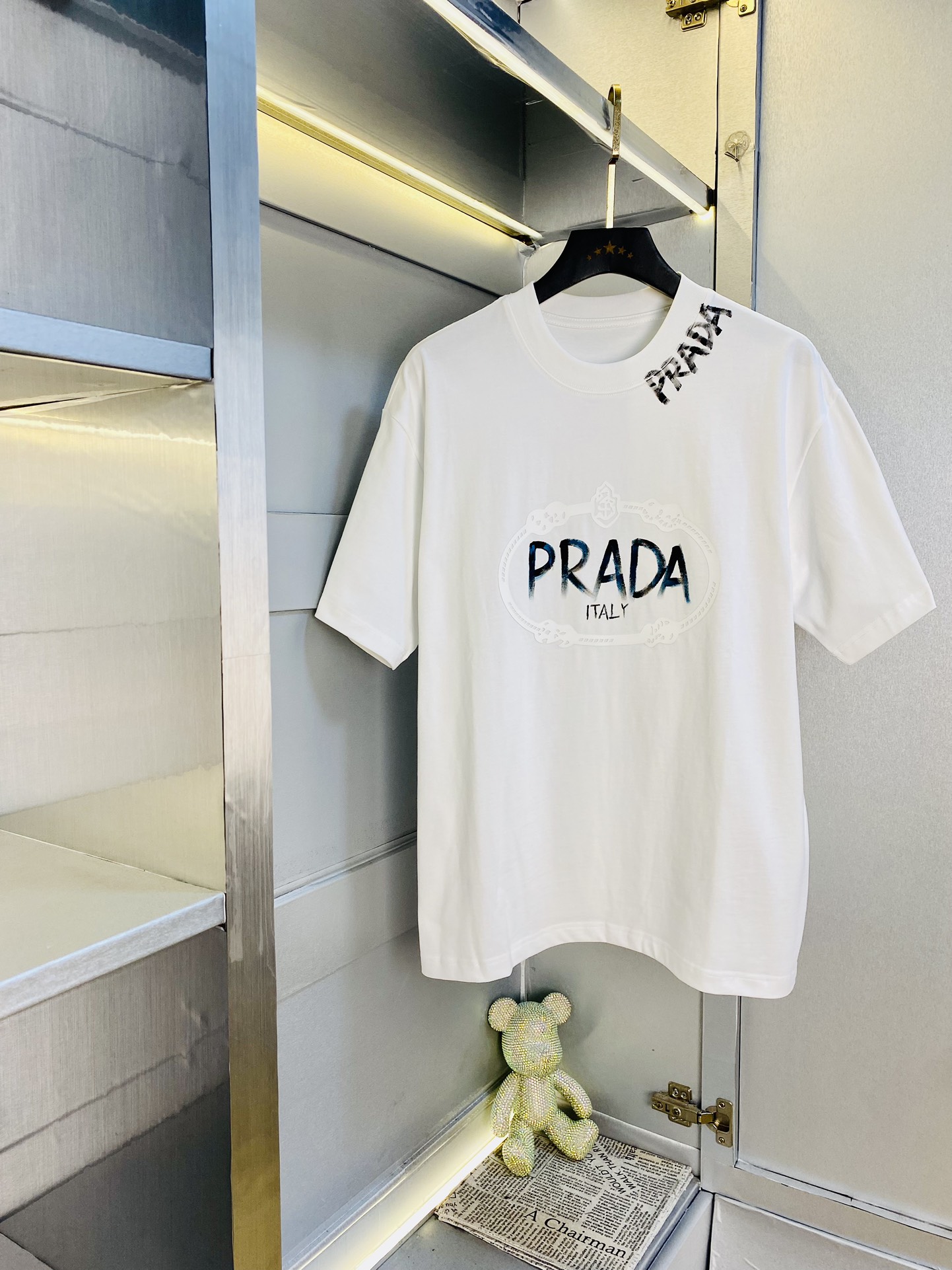 手绘款P250 🔥穿210斤 胖子福音 情侣装💞普拉达Prada 原单品质 2025最新款 男装短袖T恤 精选专柜订制顶级🐥丝光棉🐥进口面料 所有细节做工完美1比1复刻 还原正品百分百 原版五金 高端订制辅料 原厂原标 上身效果超赞！码数偏大：M-3XL(175/130斤穿M)