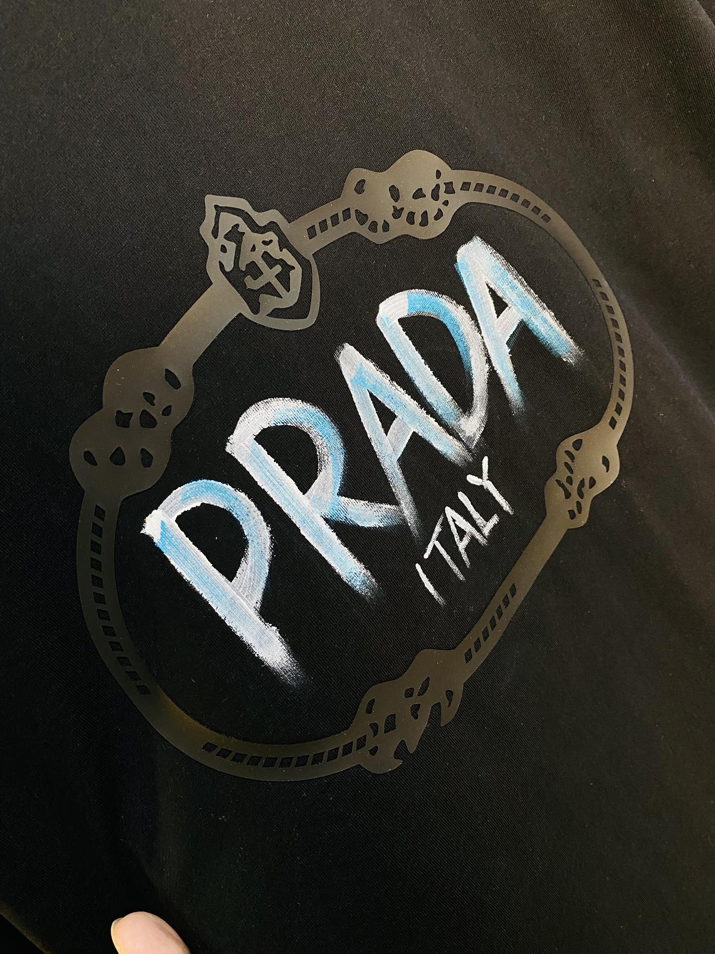 手绘款P250 🔥穿210斤 胖子福音 情侣装💞普拉达Prada 原单品质 2025最新款 男装短袖T恤 精选专柜订制顶级🐥丝光棉🐥进口面料 所有细节做工完美1比1复刻 还原正品百分百 原版五金 高端订制辅料 原厂原标 上身效果超赞！码数偏大：M-3XL(175/130斤穿M)