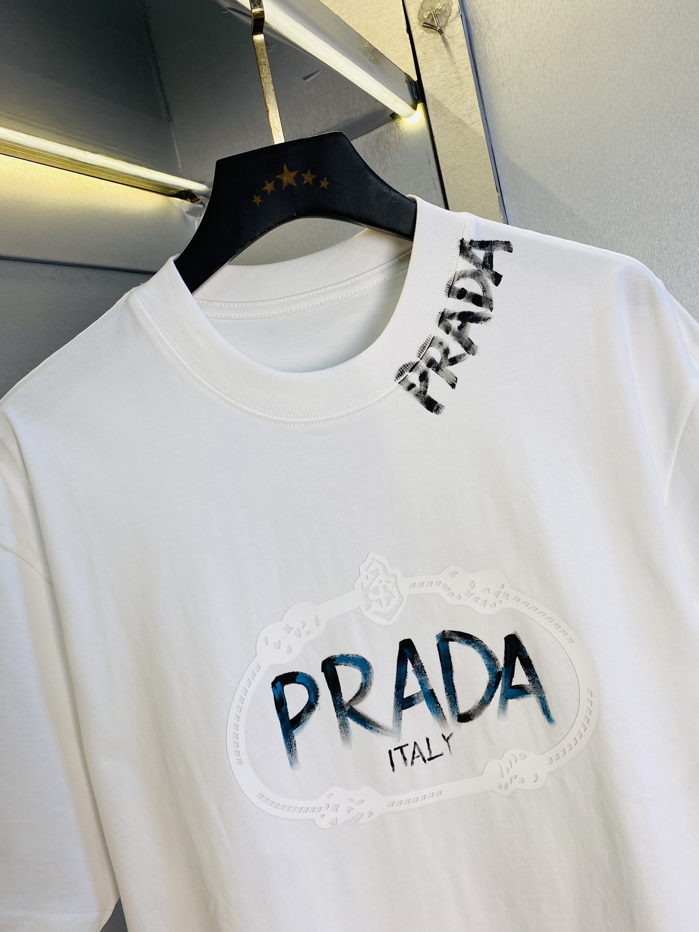 手绘款P250 🔥穿210斤 胖子福音 情侣装💞普拉达Prada 原单品质 2025最新款 男装短袖T恤 精选专柜订制顶级🐥丝光棉🐥进口面料 所有细节做工完美1比1复刻 还原正品百分百 原版五金 高端订制辅料 原厂原标 上身效果超赞！码数偏大：M-3XL(175/130斤穿M)