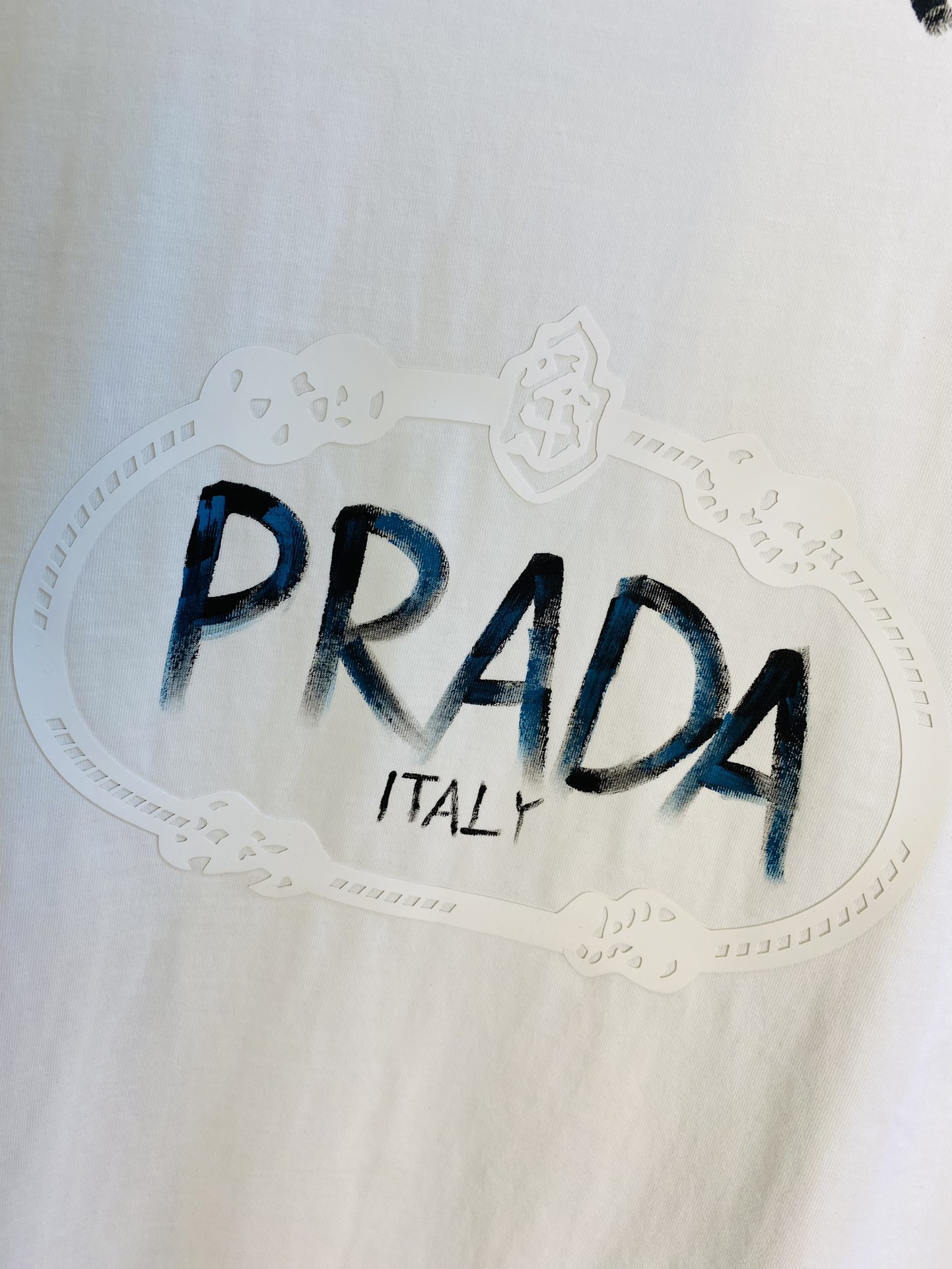 手绘款P250 🔥穿210斤 胖子福音 情侣装💞普拉达Prada 原单品质 2025最新款 男装短袖T恤 精选专柜订制顶级🐥丝光棉🐥进口面料 所有细节做工完美1比1复刻 还原正品百分百 原版五金 高端订制辅料 原厂原标 上身效果超赞！码数偏大：M-3XL(175/130斤穿M)