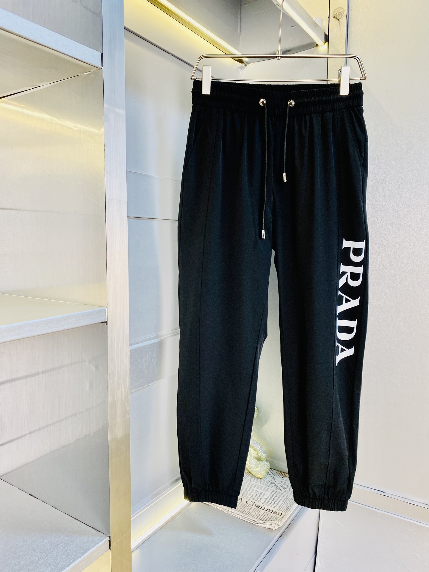 NO:140970,The original official website can wear 220 kilograms Prada Prada Simple and fashionable Spring and summer casual pants, wardrobe elastic pants, cropped pants, trousers, trousers, very comfortable to wear, low-key and luxurious, very classy when worn, and there is no need to say much about the style and cutting of the pants. The upper body is exquisite and vivid. The truly first-class quality is the real-class casual pants elastic pants, which are made of Turkey's cotton, and produce the most famous tannin cloth. The quality is excellent, and the pants are soft after heavy washing!  Straight-footed style, not picky, absolutely stylish, expert design, extremely luxurious. Number of codes: M-4XL, prada, prada, alexander wang19860909官网原单货 可穿220斤普拉达Prada 简约时尚 春夏款休闲裤卫裤松紧裤九分裤束脚裤身穿着非常舒适 低调不失奢华 穿出去非常有档次,裤型款式和裁剪亦无需多言 上身精致跃然.真正一等一顶级质料 真正殿堂级的休闲裤松紧裤,选用土耳其的棉花 生产出最有名的单宁布 品质卓然,经过重水洗使得裤子很柔软！直脚的版型 不挑人 上身绝对的有型 达人设计 极度奢华.码数:M-4XL,,prada,prada,alexander wang,Men's clothing