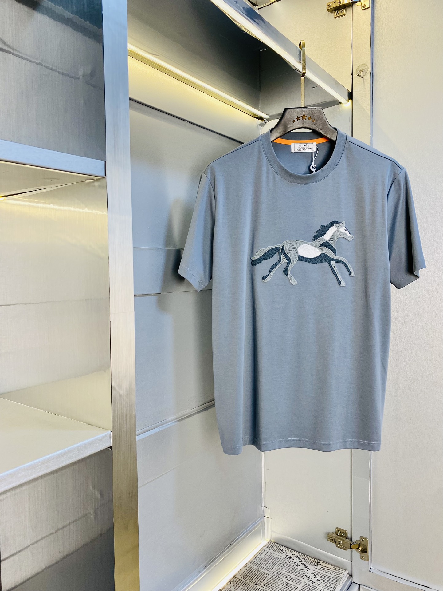 NO:446646,The same style on the official website can wear 205 catties. Hermes Hermes original single quality. The latest short-sleeved style. Selected counter customized top-grade double mercerized cotton imported fabric. All details are perfectly 100% replicated. Original hardware. High-end customized auxiliary materials. Original original mark. The upper body effect is excellent. Number of codes. M-4XL,,hermes,hermes,T-shirt,alexander wang.19860909官网同款可穿205斤 爱马仕Hermes 原单品质 最新款短袖 精选专柜订制顶级双丝光棉进口面料 所有细节做工完美1比1复刻 还原正品百分百 原版五金 高端订制辅料 原厂原标 上身效果超赞 码数 M-4XL,,hermes,hermes,T-shirt,alexander wang,Men's clothing