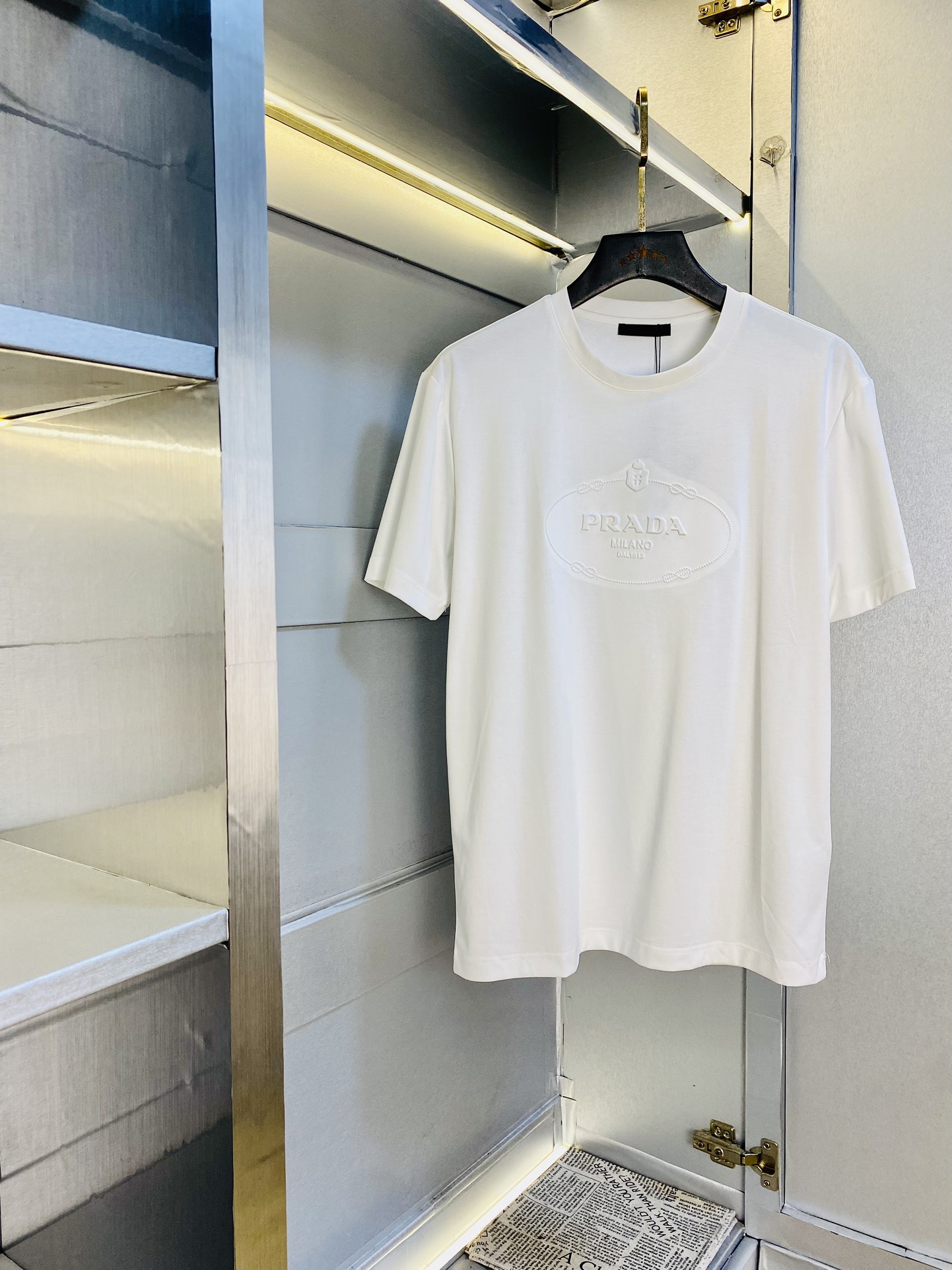 NO:466672,The same style on the official website can wear 205 catties. Prada Prada original single quality. The latest short-sleeved style. Selected counter customized top-grade double mercerized cotton imported fabric. All details are perfectly 100% replicated. Original hardware. High-end customized auxiliary materials. Original original mark. The upper body effect is excellent. Number of codes. M-4XL,,prada,prada,T-shirt,alexander wang.19860909官网同款可穿205斤 普拉达Prada 原单品质 最新款短袖 精选专柜订制顶级双丝光棉进口面料 所有细节做工完美1比1复刻 还原正品百分百 原版五金 高端订制辅料 原厂原标 上身效果超赞 码数 M-4XL,,prada,prada,T-shirt,alexander wang,Men's clothing