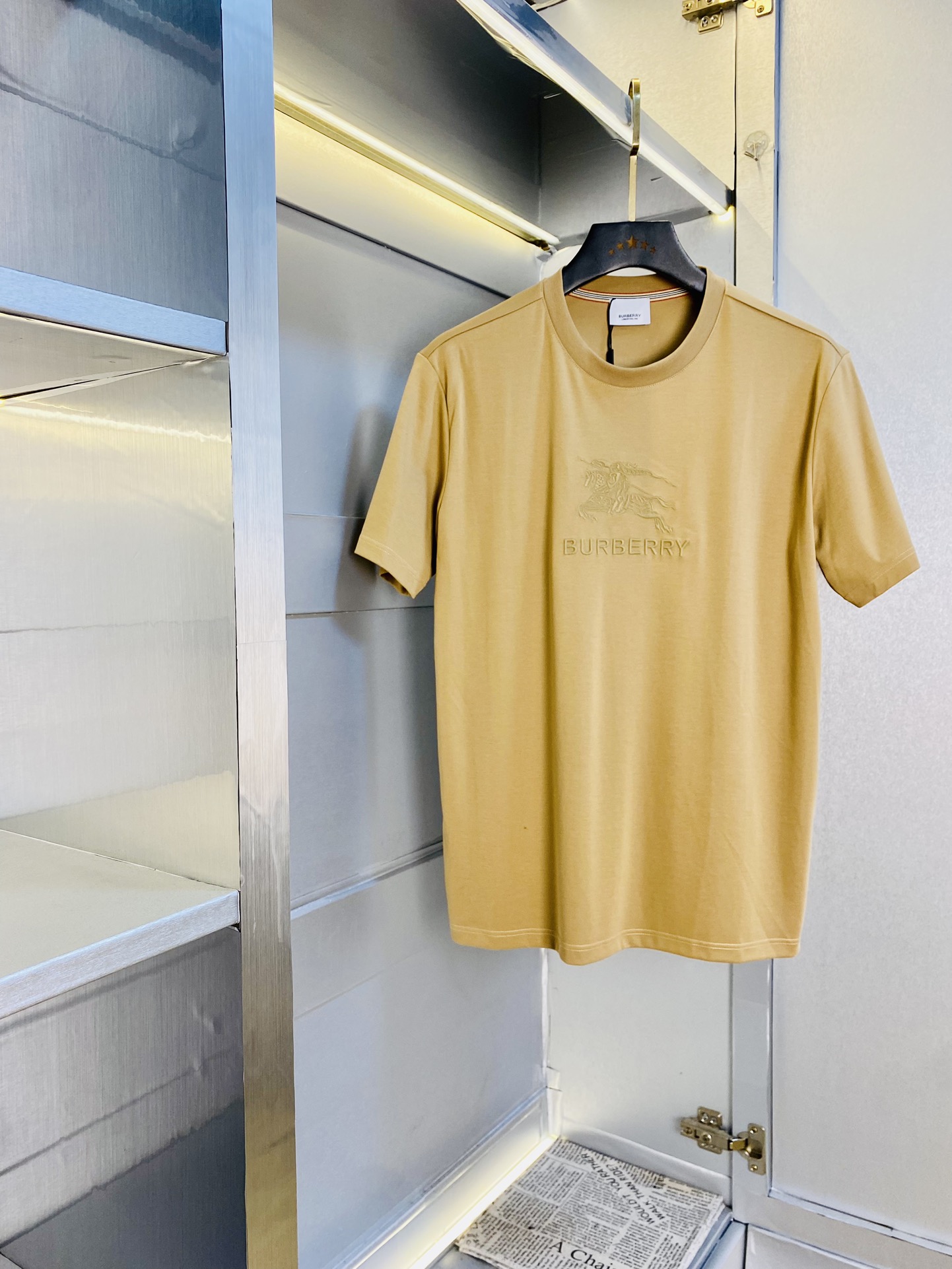 NO:509247,The same style on the official website can wear 205 kilograms Burberry Embroidered War Horse Totem Original single quality 2025 latest short-sleeved style selected counter customized top-grade double mercerized cotton imported fabrics All details are perfectly 1 to 1 replicated, restore the authentic 100% original hardware High-end custom auxiliary materials Original factory original standard The upper body effect is excellent Number of codes M-4XL,,burberry,burberry,T-shirt,alexander wang19860909官网同款可穿205斤 巴宝莉Burberry 刺绣战马图腾 原单品质 2025最新款短袖 精选专柜订制顶级双丝光棉进口面料 所有细节做工完美1比1复刻 还原正品百分百 原版五金 高端订制辅料 原厂原标 上身效果超赞 码数 M-4XL,,burberry,burberry,T-shirt,alexander wang,Men's clothing