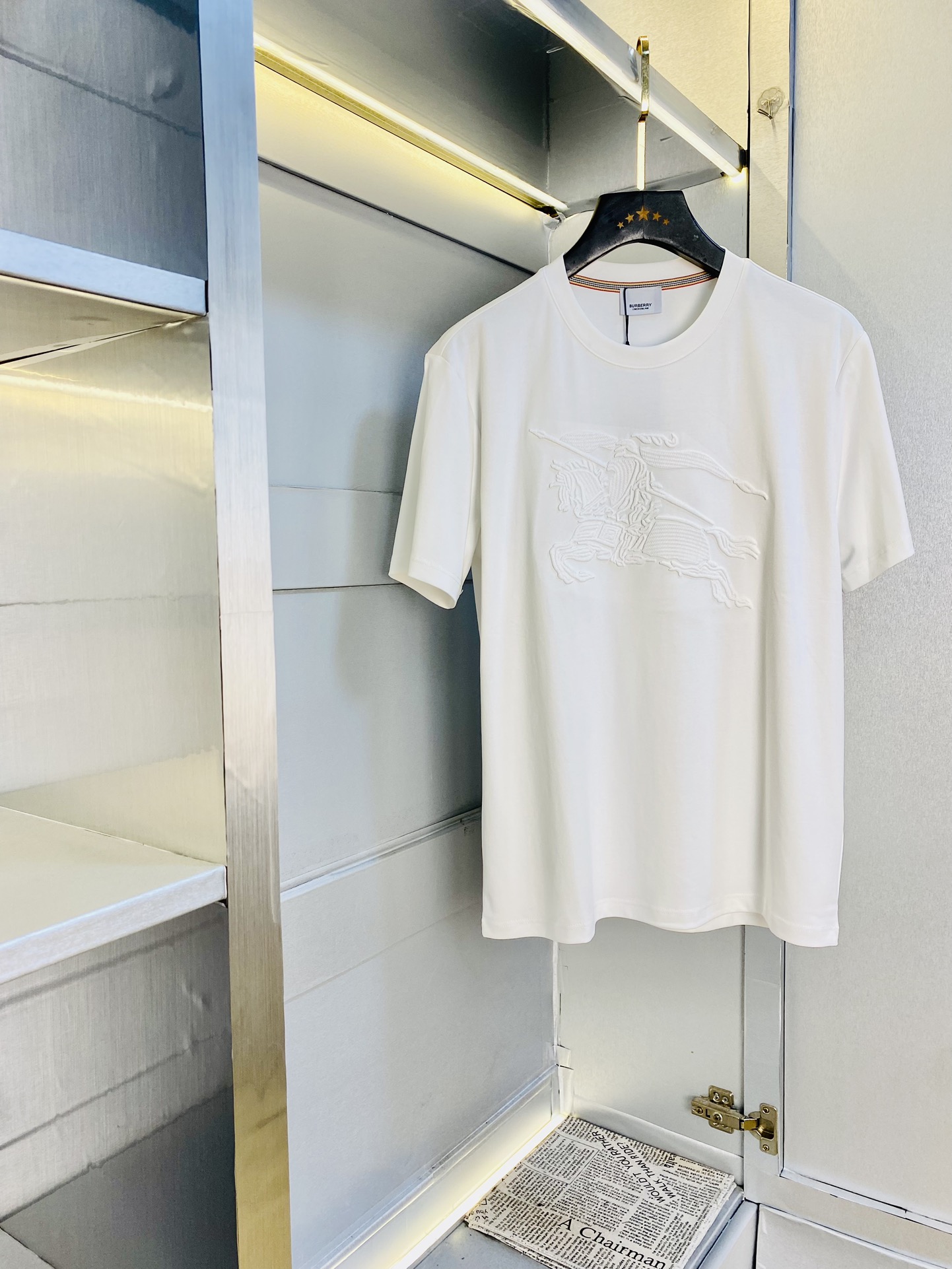 NO:161645,The same style on the official website can wear 205 kilograms Burberry Embroidered War Horse Totem Original single quality 2025 latest short-sleeved style selected counter customized top-grade double mercerized cotton imported fabrics All details are perfectly 1 to 1 replicated, restore the authentic 100% original hardware High-end custom auxiliary materials Original factory original standard The upper body effect is excellent Number of codes M-4XL,,burberry,burberry,T-shirt,alexander wang19860909官网同款可穿205斤 巴宝莉Burberry 刺绣战马图腾 原单品质 2025最新款短袖 精选专柜订制顶级双丝光棉进口面料 所有细节做工完美1比1复刻 还原正品百分百 原版五金 高端订制辅料 原厂原标 上身效果超赞 码数 M-4XL,,burberry,burberry,T-shirt,alexander wang,Men's clothing