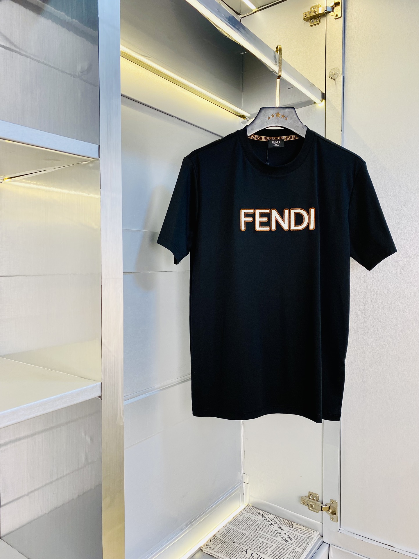 NO:161647,The same style on the official website can wear 205 catties. Fendi Fendi original single quality. The latest short-sleeved style of 2025. Selected counter customized top-grade double mercerized cotton imported fabric. All details are perfectly 100% replicated. Original hardware. High-end customized auxiliary materials. Original original mark. The upper body effect is excellent. Number of codes: M-4XL,,fendi,fendi,T-shirt,alexander wang.19860909官网同款可穿205斤 芬迪Fendi 原单品质 2025最新款短袖 精选专柜订制顶级双丝光棉进口面料 所有细节做工完美1比1复刻 还原正品百分百 原版五金 高端订制辅料 原厂原标 上身效果超赞 码数 M-4XL,,fendi,fendi,T-shirt,alexander wang,Men's clothing