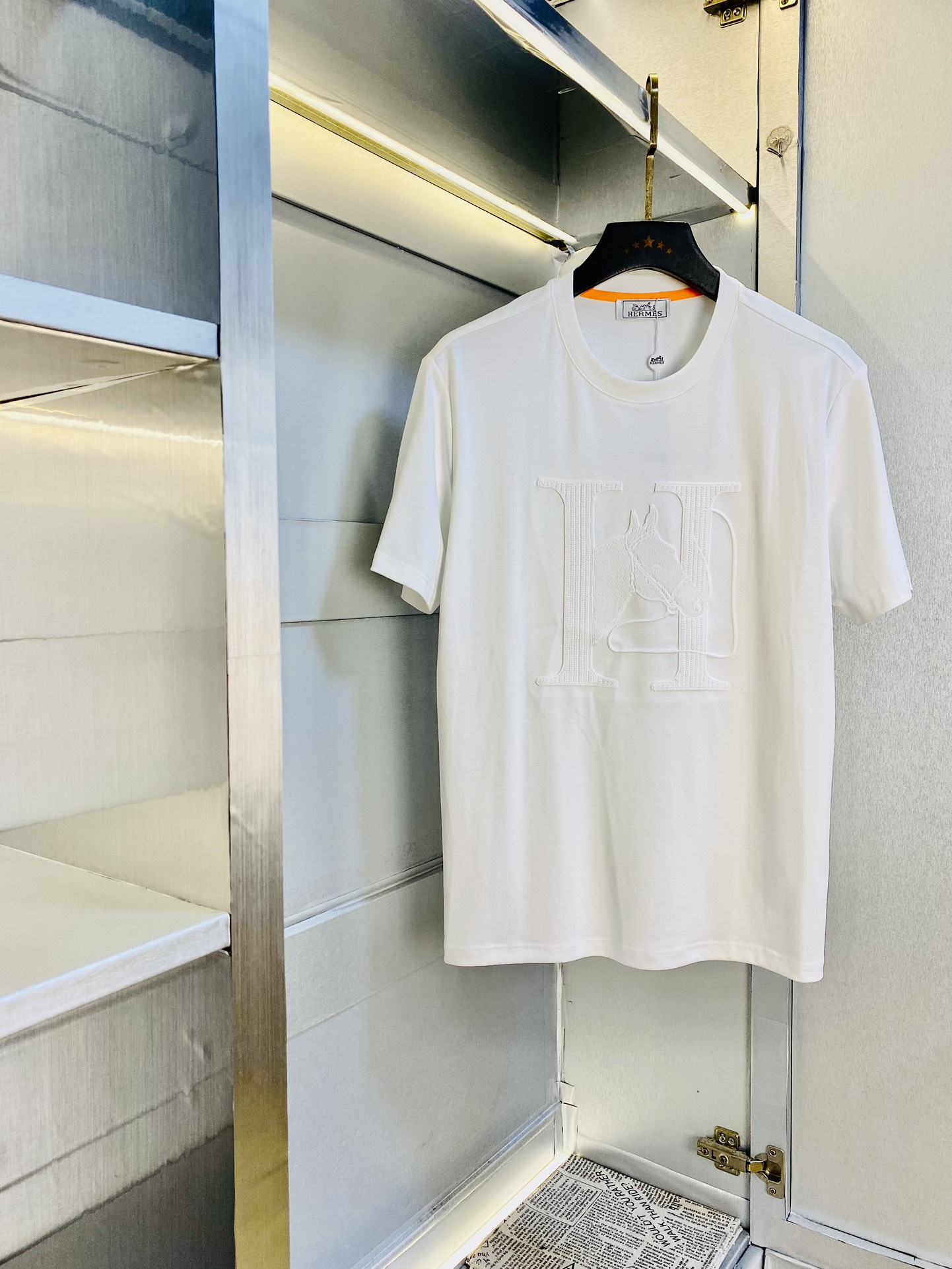 NO:449302,The same style on the official website can wear 205 kilograms. Hermes Hermes original single quality. The latest short-sleeved style of 2025. Selected counter customized top-grade double mercerized cotton imported fabric. All details are perfectly 100% replicated. Original hardware. High-end customized auxiliary materials. Original original mark. The upper body effect is excellent. Number of codes. M-4XL,,hermes,hermes,T-shirt,alexander wang.19860909官网同款可穿205斤 爱马仕Hermes 原单品质 2025最新款短袖 精选专柜订制顶级双丝光棉进口面料 所有细节做工完美1比1复刻 还原正品百分百 原版五金 高端订制辅料 原厂原标 上身效果超赞 码数 M-4XL,,hermes,hermes,T-shirt,alexander wang,Men's clothing