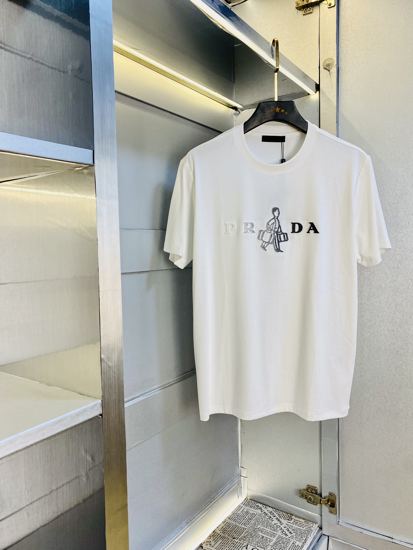 NO:446685,The same style on the official website can wear 205 catties. Prada Prada original single quality. The latest short-sleeved style. Selected counter customized top-grade double mercerized cotton imported fabric. All details are perfectly 100% replicated. Original hardware. High-end customized auxiliary materials. Original original mark. The upper body effect is excellent. Number of codes. M-4XL,,prada,prada,T-shirt,alexander wang.19860909官网同款可穿205斤 普拉达Prada 原单品质 最新款短袖 精选专柜订制顶级双丝光棉进口面料 所有细节做工完美1比1复刻 还原正品百分百 原版五金 高端订制辅料 原厂原标 上身效果超赞 码数 M-4XL,,prada,prada,T-shirt,alexander wang,Men's clothing