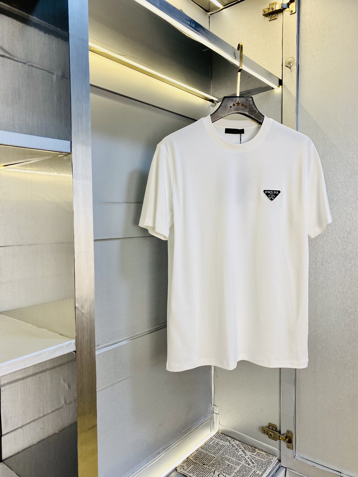 NO:449254,The same style on the official website can wear 205 catties. Prada Prada original single quality. The latest short-sleeved style of 2025. Selected counter customized top-grade double mercerized cotton imported fabric. All details are perfectly 100% replicated. Original hardware. High-end customized auxiliary materials. Original original mark. The upper body effect is excellent. Number of codes. M-4XL,,prada,prada,T-shirt,alexander wang.19860909官网同款可穿205斤 普拉达Prada 原单品质 2025最新款短袖 精选专柜订制顶级双丝光棉进口面料 所有细节做工完美1比1复刻 还原正品百分百 原版五金 高端订制辅料 原厂原标 上身效果超赞 码数 M-4XL,,prada,prada,T-shirt,alexander wang,Men's clothing