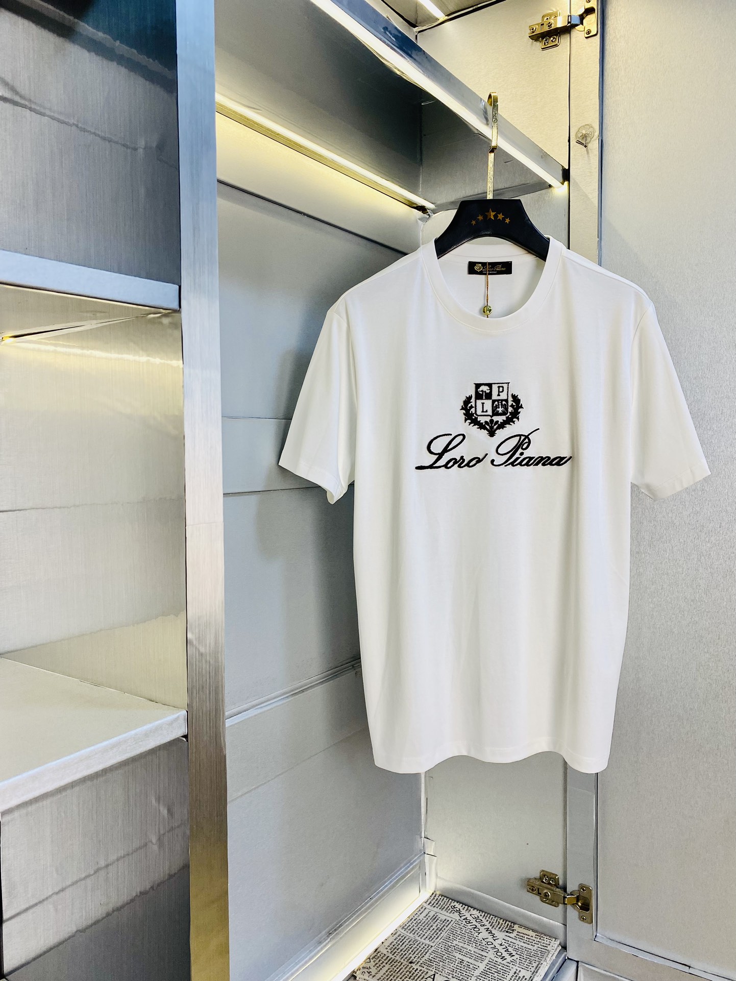 NO:462895,The same style on the official website can wear 205 catties. Nuoyoupianya Lp. Original single quality. The latest short-sleeved style of 2025. Selected counter customized top-grade double mercerized cotton imported fabric. All details are perfectly 100% replicated. Original hardware. High-end customized auxiliary materials. Original original mark. Excellent upper body effect. Number of codes. M-4XL,,loro piano,T-shirt,alexander wang.19860909官网同款可穿205斤 诺悠翩雅Lp 原单品质 2025最新款短袖 精选专柜订制顶级双丝光棉进口面料 所有细节做工完美1比1复刻 还原正品百分百 原版五金 高端订制辅料 原厂原标 上身效果超赞 码数 M-4XL,,loro piana,T-shirt,alexander wang,Men's clothing