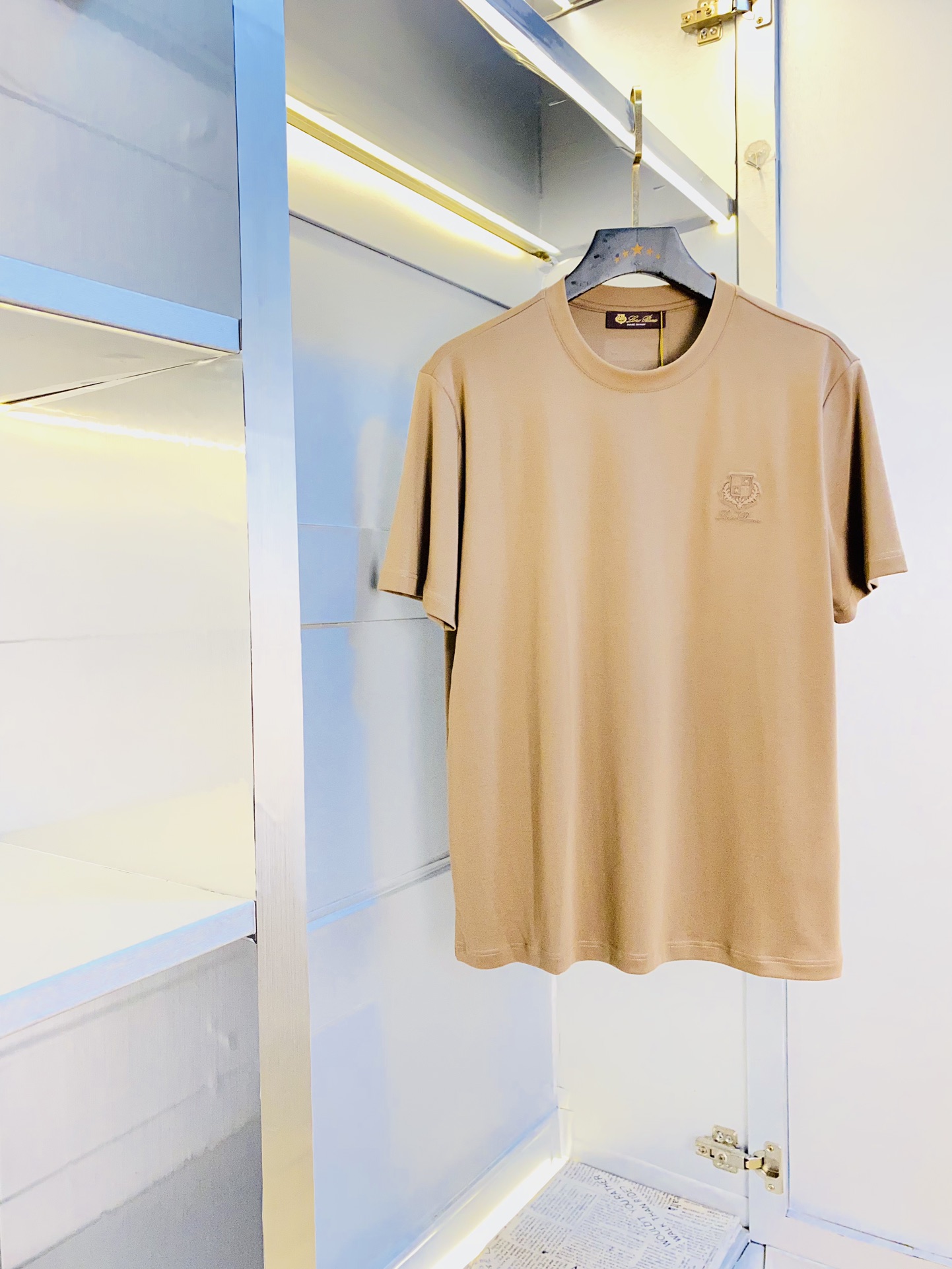 NO:424550,The same style on the official website can wear 205 catties. Nuoyoupianya Lp. Original single quality. Latest short-sleeved style. Selected counter customized top-grade double mercerized cotton imported fabric. All details are perfectly 100% replicated. Original hardware. High-end customized auxiliary materials. Original original mark. Excellent upper body effect. Number of codes. M-4XL,,loro piano,T-shirt,alexander wang.19860909官网同款可穿205斤 诺悠翩雅Lp 原单品质 最新款短袖 精选专柜订制顶级双丝光棉进口面料 所有细节做工完美1比1复刻 还原正品百分百 原版五金 高端订制辅料 原厂原标 上身效果超赞 码数 M-4XL,,loro piana,T-shirt,alexander wang,Men's clothing