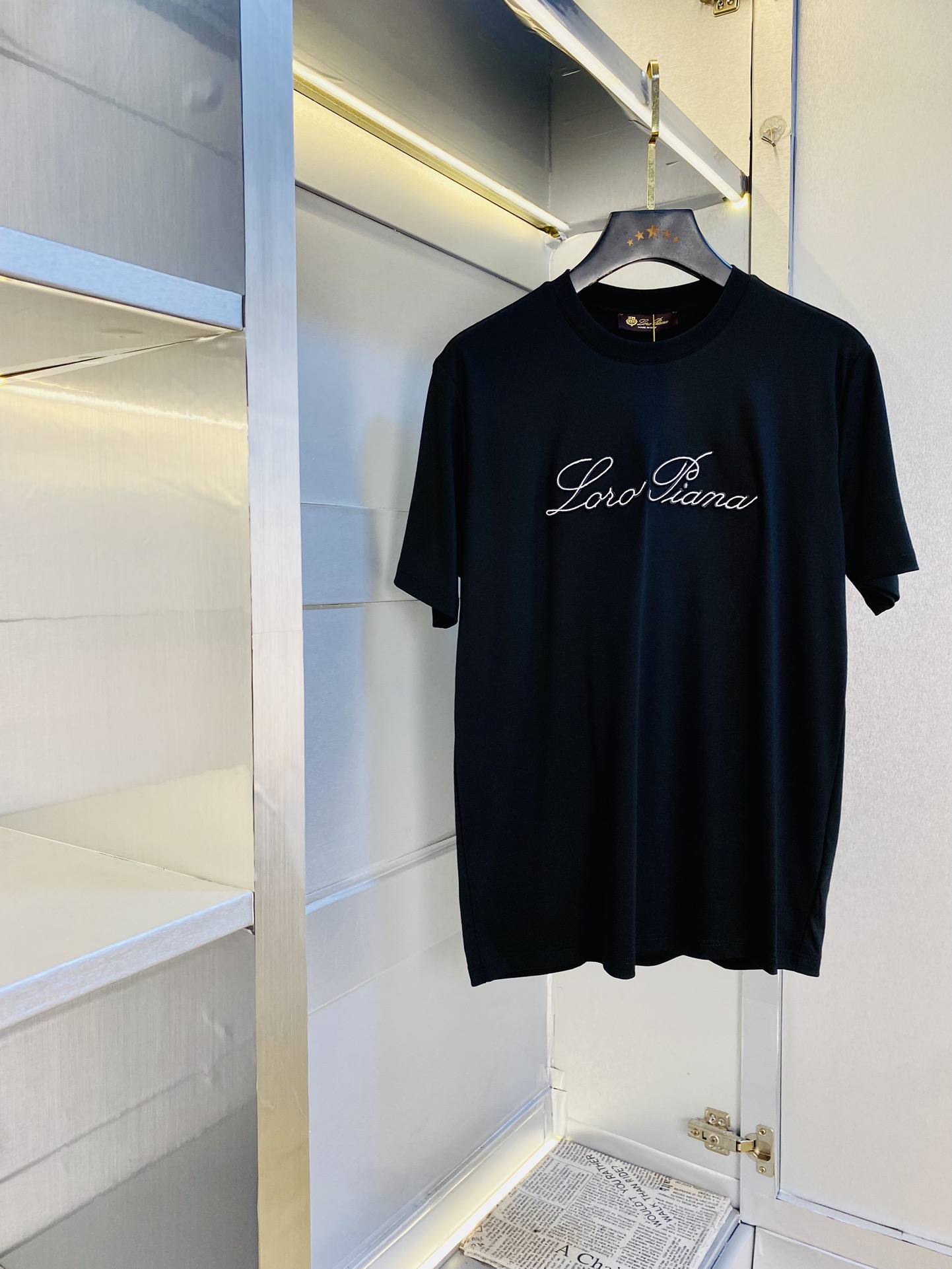 NO:449261,The same style on the official website can wear 205 catties. Nuoyoupianya Lp. Original single quality. The latest short-sleeved style of 2025. Selected counter customized top-grade double mercerized cotton imported fabric. All details are perfectly 100% replicated. Original hardware. High-end customized auxiliary materials. Original original mark. Excellent upper body effect. Number of codes. M-4XL,,loro piano,T-shirt,alexander wang.19860909官网同款可穿205斤 诺悠翩雅Lp 原单品质 2025最新款短袖 精选专柜订制顶级双丝光棉进口面料 所有细节做工完美1比1复刻 还原正品百分百 原版五金 高端订制辅料 原厂原标 上身效果超赞 码数 M-4XL,,loro piana,T-shirt,alexander wang,Men's clothing