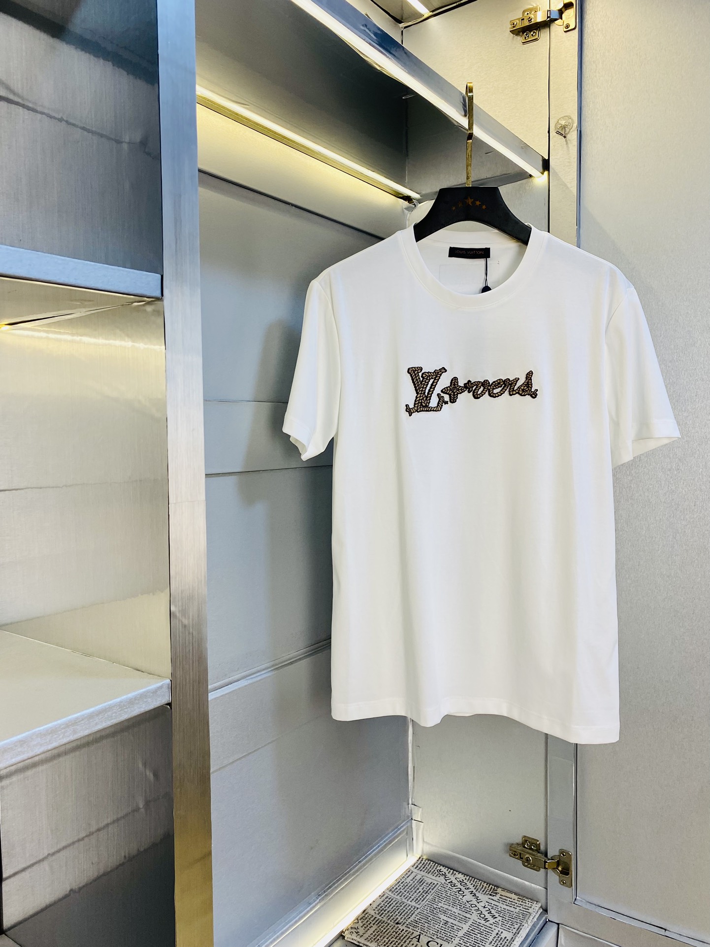 NO:147018,The same style on the official website can wear 205 catties Louis Vuitton Lv Original single quality Latest short sleeves Selected counter custom-made top double mercerized cotton imported fabrics All details are perfectly 1 to 1 replicate, restore the authentic 100% original hardware High-end custom auxiliary materials Original factory original standard The upper body effect is excellent Number of codes M-4XL,,louis vuitton,louis vuitton,T-shirt,alexander wang19860909官网同款可穿205斤 路易威登Lv 原单品质 最新款短袖 精选专柜订制顶级双丝光棉进口面料 所有细节做工完美1比1复刻 还原正品百分百 原版五金 高端订制辅料 原厂原标 上身效果超赞 码数 M-4XL,,louis vuitton,louis vuitton,T-shirt,alexander wang,Men's clothing