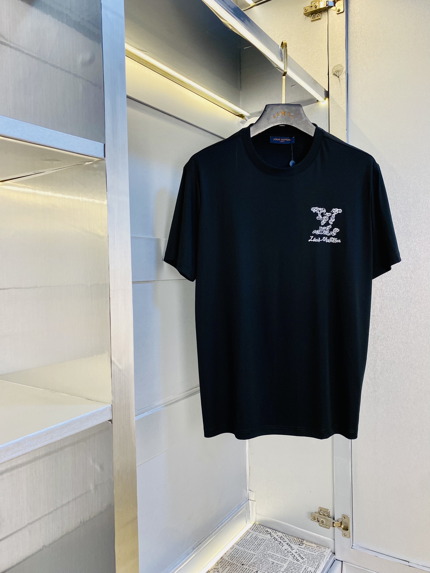 NO:462903,The same style on the official website can wear 205 catties Louis Vuitton Lv Original single quality 2025 latest short-sleeved style selected counter customized top-grade double mercerized cotton imported fabrics All details are perfectly 1 to 1 replica restored authentic 100% original hardware High-end custom auxiliary materials Original factory original standard The upper body effect is excellent Number of codes M-4XL,,louis vuitton,louis vuitton,T-shirt,alexander wang19860909官网同款可穿205斤 路易威登Lv 原单品质 2025最新款短袖 精选专柜订制顶级双丝光棉进口面料 所有细节做工完美1比1复刻 还原正品百分百 原版五金 高端订制辅料 原厂原标 上身效果超赞 码数 M-4XL,,louis vuitton,louis vuitton,T-shirt,alexander wang,Men's clothing