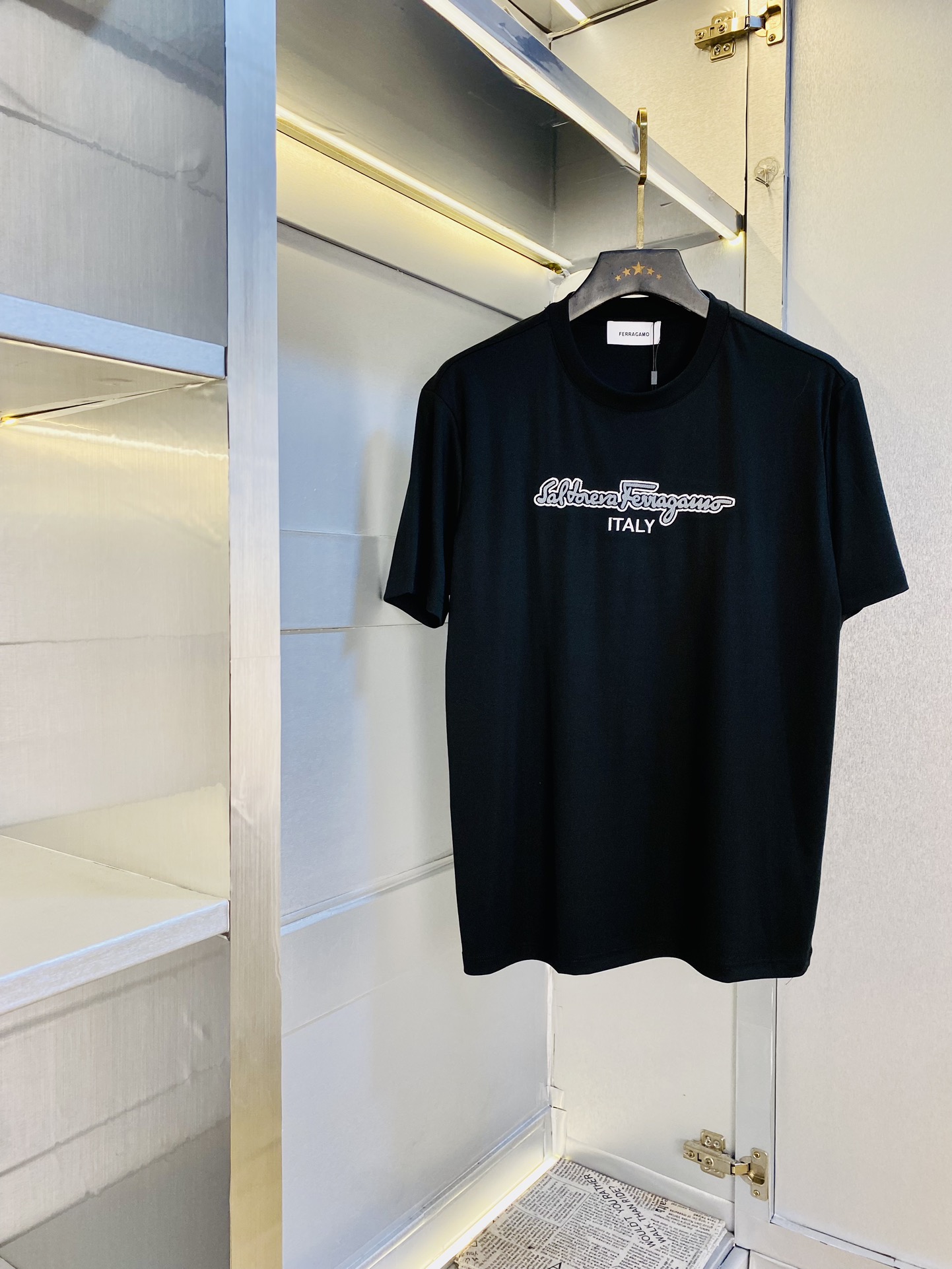 NO:142670,The same style on the official website can wear 205 catties Ferragamo Original single quality 2025 latest short-sleeved style selected counter custom-made top double mercerized cotton imported fabrics All details are perfectly 1 to 1 replicate, restore the authentic 100% original hardware High-end custom auxiliary materials Original factory original standard The upper body effect is excellent Number of codes M-4XL, ferragamo, T-shirt, alexander wang19860909官网同款可穿205斤 菲拉格慕 原单品质 2025最新款短袖 精选专柜订制顶级双丝光棉进口面料 所有细节做工完美1比1复刻 还原正品百分百 原版五金 高端订制辅料 原厂原标 上身效果超赞 码数 M-4XL,,ferragamo,T-shirt,alexander wang,Men's clothing