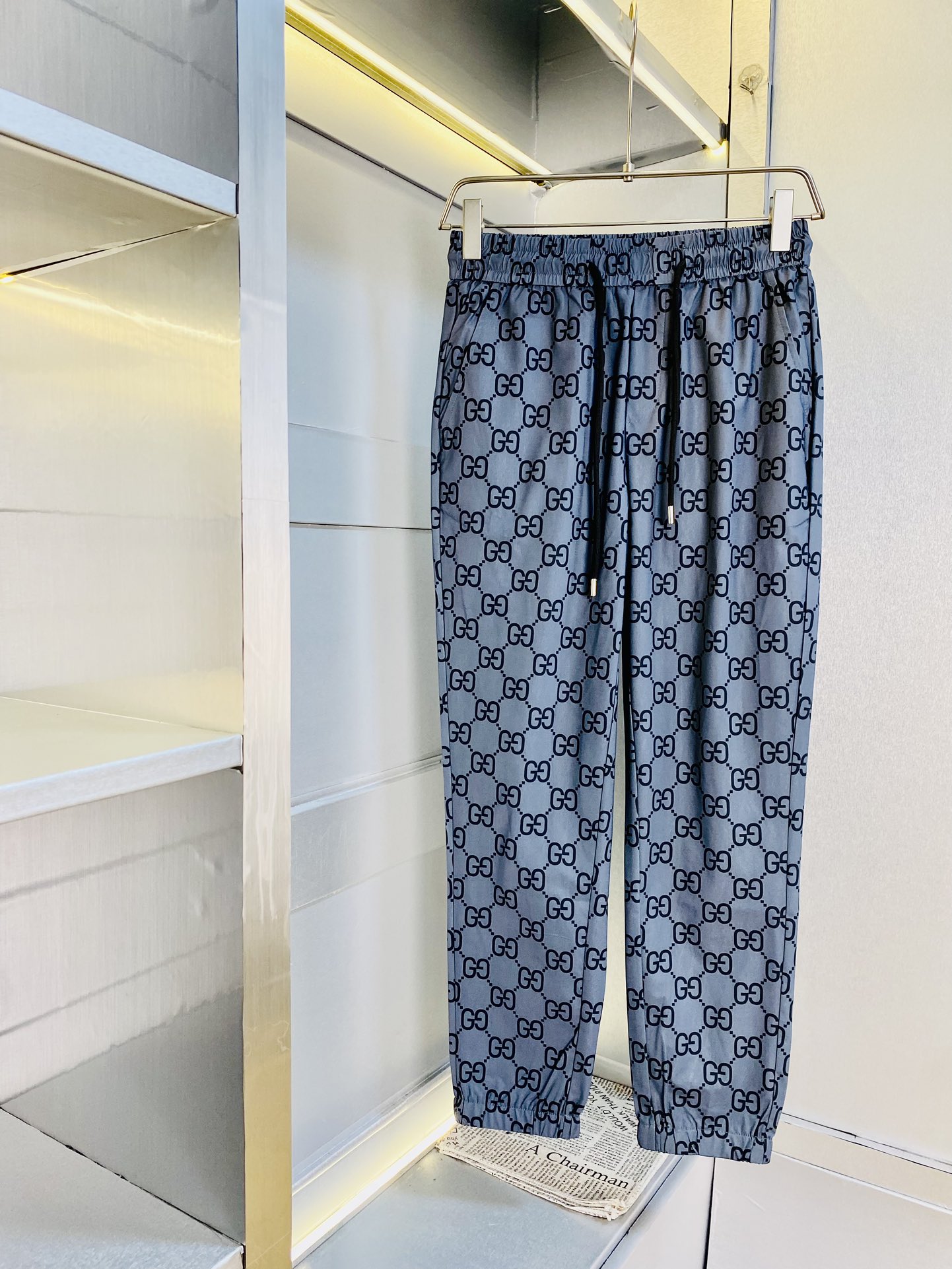 NO:132646,The original official website can wear 220 kilograms of Gucci, simple and fashionable, summer casual pants, wardrobe pants, elastic pants, cropped pants, quick-drying pants, trousers, trousers, very comfortable to wear, low-key and luxurious, very classy when worn, there is no need to say much about the trousers and cuts, and the upper body is exquisite and vivid. The truly first-class material, the real palace-level casual pants, elastic pants, uses Turkish cotton, produces the most famous tannin cloth. The quality is excellent, and the pants are heavy washing makes the pants very soft!  Straight-footed style, not picky, absolutely stylish, expert design, extremely luxurious. Number of codes: M-4XL, gucci, alexander wang19860909官网原单货 可穿220斤古奇Gucci 简约时尚 夏季夏款休闲裤卫裤松紧裤九分裤速干裤束脚裤身穿着非常舒适 低调不失奢华 穿出去非常有档次,裤型款式和裁剪亦无需多言 上身精致跃然.真正一等一顶级质料 真正殿堂级的休闲裤松紧裤,选用土耳其的棉花 生产出最有名的单宁布 品质卓然,经过重水洗使得裤子很柔软！直脚的版型 不挑人 上身绝对的有型 达人设计 极度奢华.码数:M-4XL,,gucci,alexander wang,Men's clothing