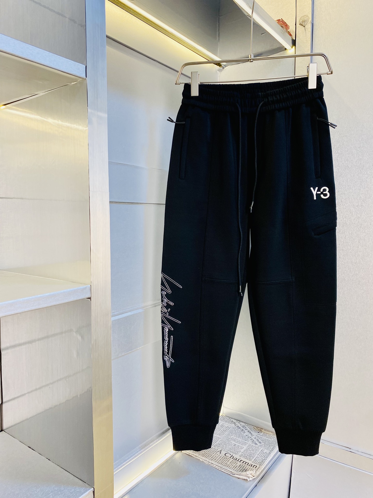NO:161626,The original official website can wear 200 kilogram Y3. Simple and fashionable. The trousers, elastic pants, casual pants, long pants, low-key and luxurious. They are very classy when worn. There is no need to say much about the style and cutting of the pants. The upper body is exquisite and vivid. The truly first-class quality is the true palace-level casual pants, elastic pants, sweatpants, are made of Turkey's cotton, and produce the most famous tannin cloth. The quality is excellent, and the pants are soft after heavy washing!  Straight-footed style, not picky, the upper body is absolutely stylish, the waist is inlaid with silver jewelry, extremely luxurious. Size: M-3XL, alexander wang19860909官网原单货 可穿200斤Y3 简约时尚 卫裤松紧裤休闲裤长裤身穿着非常舒适 低调不失奢华 穿出去非常有档次,裤型款式和裁剪亦无需多言 上身精致跃然.真正一等一顶级质料 真正殿堂级的休闲裤松紧裤卫裤,选用土耳其的棉花 生产出最有名的单宁布 品质卓然,经过重水洗使得裤子很柔软！直脚的版型 不挑人 上身绝对的有型 裤腰镶嵌银饰达人设计 极度奢华.码数:M-3XL,,alexander wang,Men's clothing
