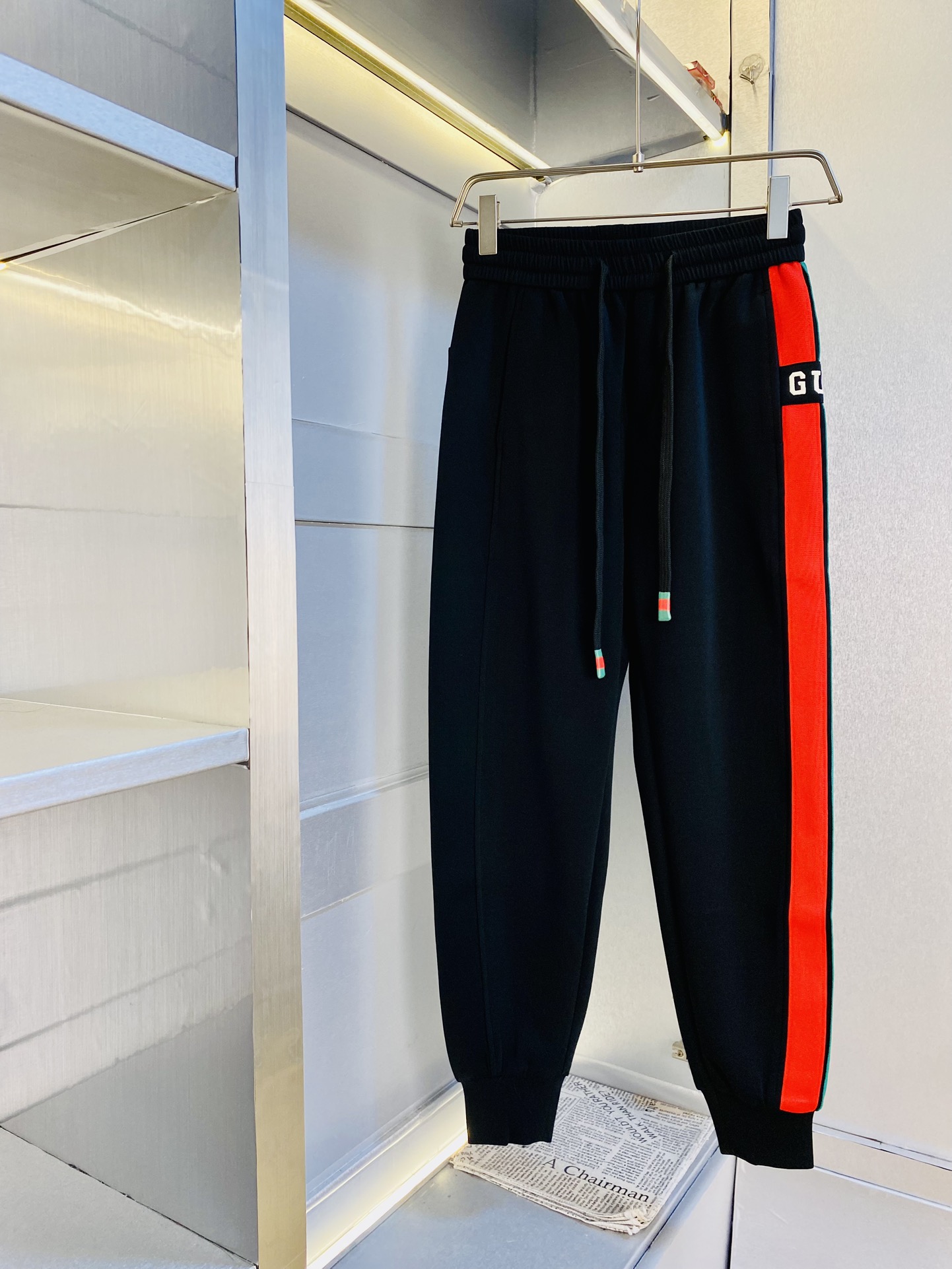 NO:161611,The original official website can wear 200 kilograms of Gucci. Simple and fashionable. Sleeping pants, elastic pants, casual pants, long pants, low-key and luxurious. They are very classy when worn. There is no need to say much about the style and cutting of the pants. The upper body is exquisite and vivid. The truly first-class quality. The truly palace-grade casual pants, elastic pants, sweatpants, are made of Turkey's cotton and produce the most famous tannin cloth. The quality is excellent, and the pants are soft after heavy washing!  Straight-footed style, not picky, the upper body is absolutely stylish, the waist is inlaid with silver jewelry, extremely luxurious. Size: M-3XL, gucci, alexander wang19860909官网原单货 可穿200斤古奇Gucci 简约时尚 卫裤松紧裤休闲裤长裤身穿着非常舒适 低调不失奢华 穿出去非常有档次,裤型款式和裁剪亦无需多言 上身精致跃然.真正一等一顶级质料 真正殿堂级的休闲裤松紧裤卫裤,选用土耳其的棉花 生产出最有名的单宁布 品质卓然,经过重水洗使得裤子很柔软！直脚的版型 不挑人 上身绝对的有型 裤腰镶嵌银饰达人设计 极度奢华.码数:M-3XL,,gucci,alexander wang,Men's clothing