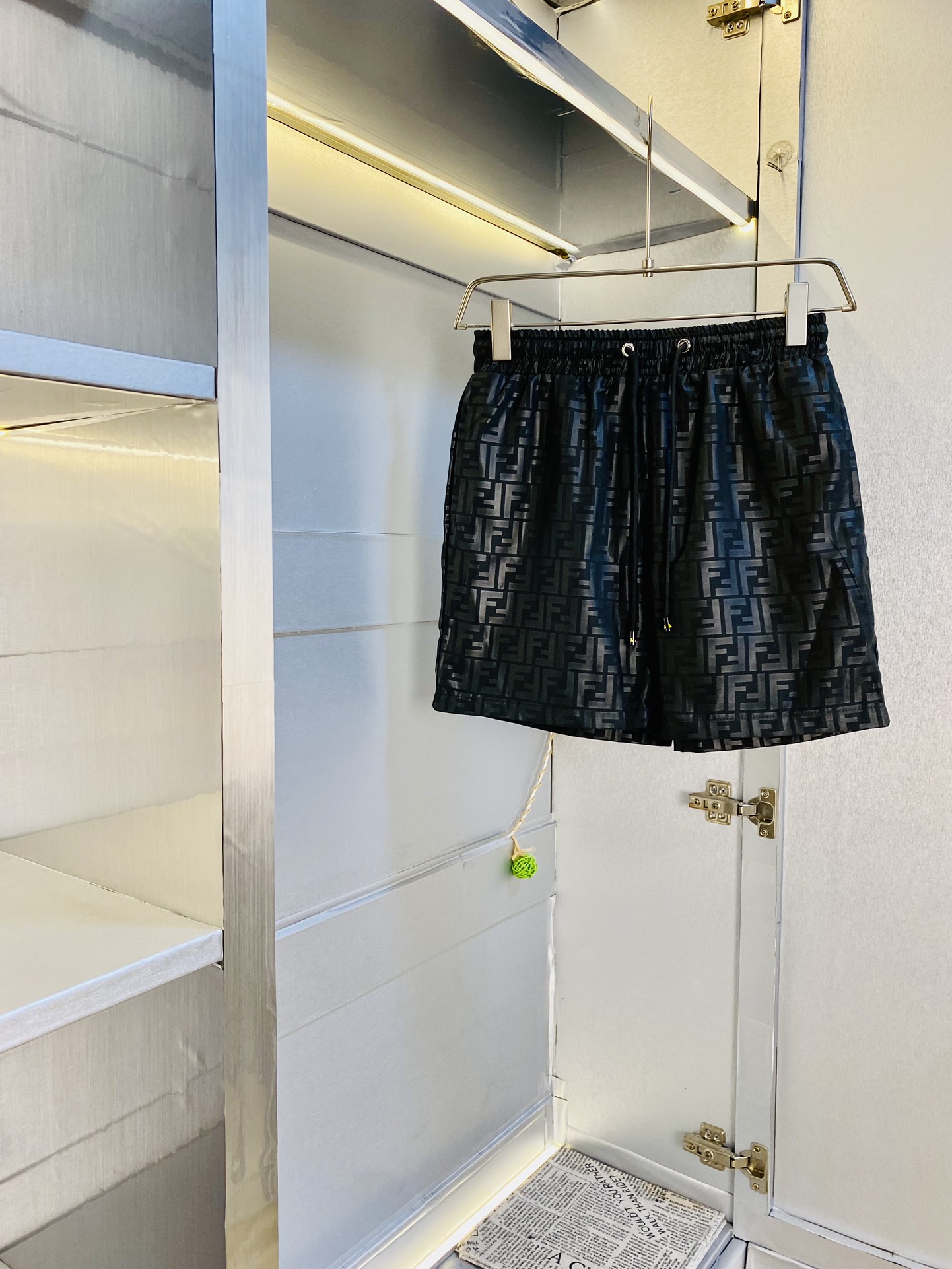 NO:161652,Original single product couples Fendi 2025 summer new shorts available at the counter, complete three standards, with washing water mark, hardware with logo, fashionable casual pants, quick-drying pants, quick-drying shorts, beach pants, imported original fabric, comfortable and breathable upper body, top craft pattern, waist craft thread surround, extremely high grade, super positive style, fashionable and stylish upper body!  A must-have item for spring and summer wardrobe!  Size M-3XL, fendi, fendi, shorts, alexander wang19860909原单货 情侣款芬迪Fendi 2025夏季新品短裤 专柜同步有售,三标齐全 带洗水唛 五金带Logo,时尚休闲裤 速干裤 速干短裤 沙滩裤,进口原版面料,上身舒适透气,顶级工艺图案,腰围工艺螺纹围接,档次极高,版型超正,上身时尚有型！春夏衣橱必备单品！尺码M-3XL,,fendi,fendi,shorts,alexander wang,Men's clothing