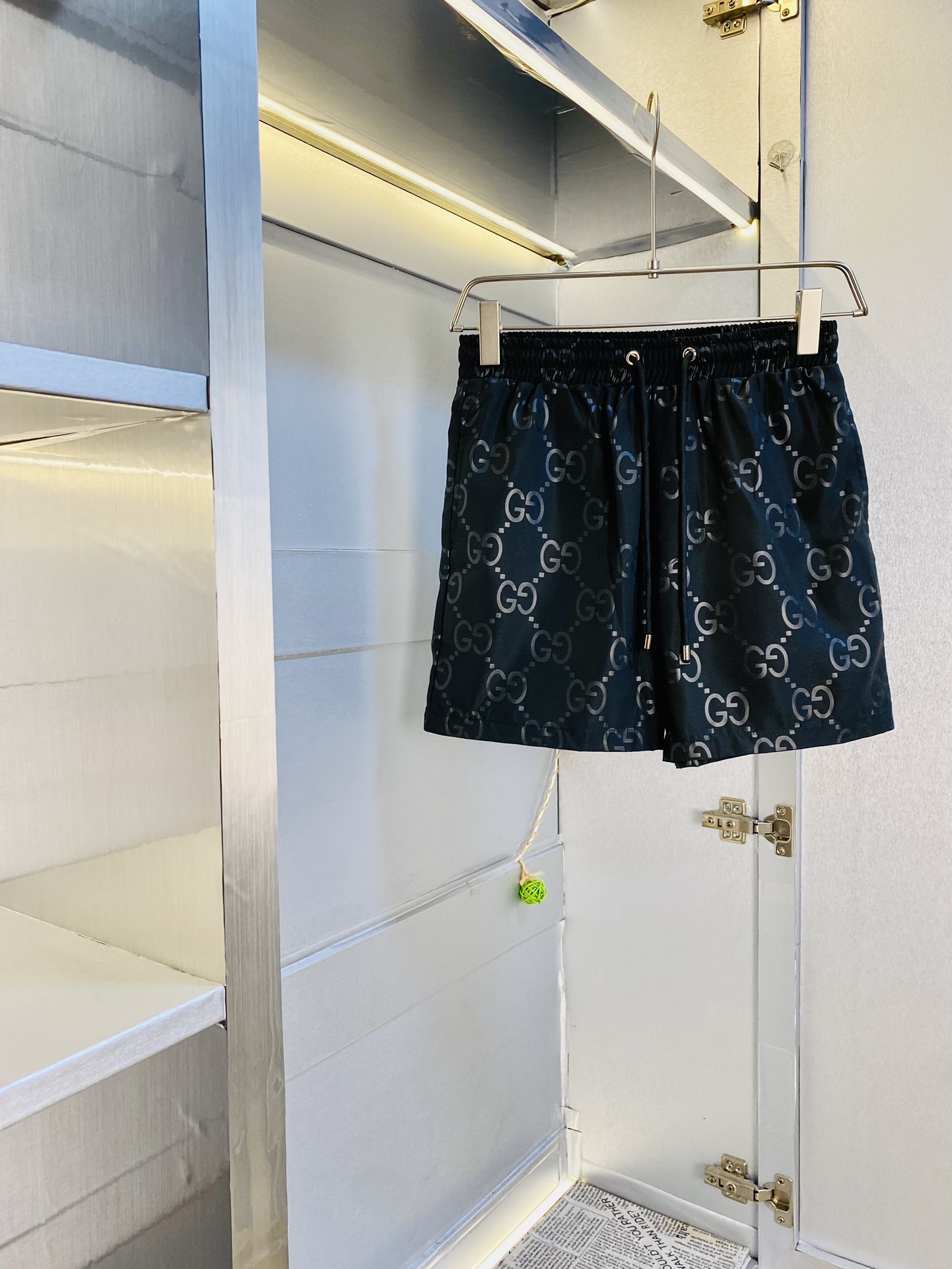 NO:427243,Original single product, couple's Gucci new summer shorts, available at the counter, complete three standards, with washing water mark, hardware with logo, fashionable casual pants, quick-drying pants, quick-drying shorts, beach pants, imported original fabric, comfortable and breathable upper body, top craft pattern, waist craft thread surround, extremely high grade, super positive style, fashionable and stylish upper body!  A must-have item for spring and summer wardrobe!  Size M-3XL, gucci, shorts, alexander wang19860909原单货 情侣款古奇Gucci 夏季新品短裤 专柜同步有售,三标齐全 带洗水唛 五金带Logo,时尚休闲裤 速干裤 速干短裤 沙滩裤,进口原版面料,上身舒适透气,顶级工艺图案,腰围工艺螺纹围接,档次极高,版型超正,上身时尚有型！春夏衣橱必备单品！尺码M-3XL,,gucci,shorts,alexander wang,Men's clothing