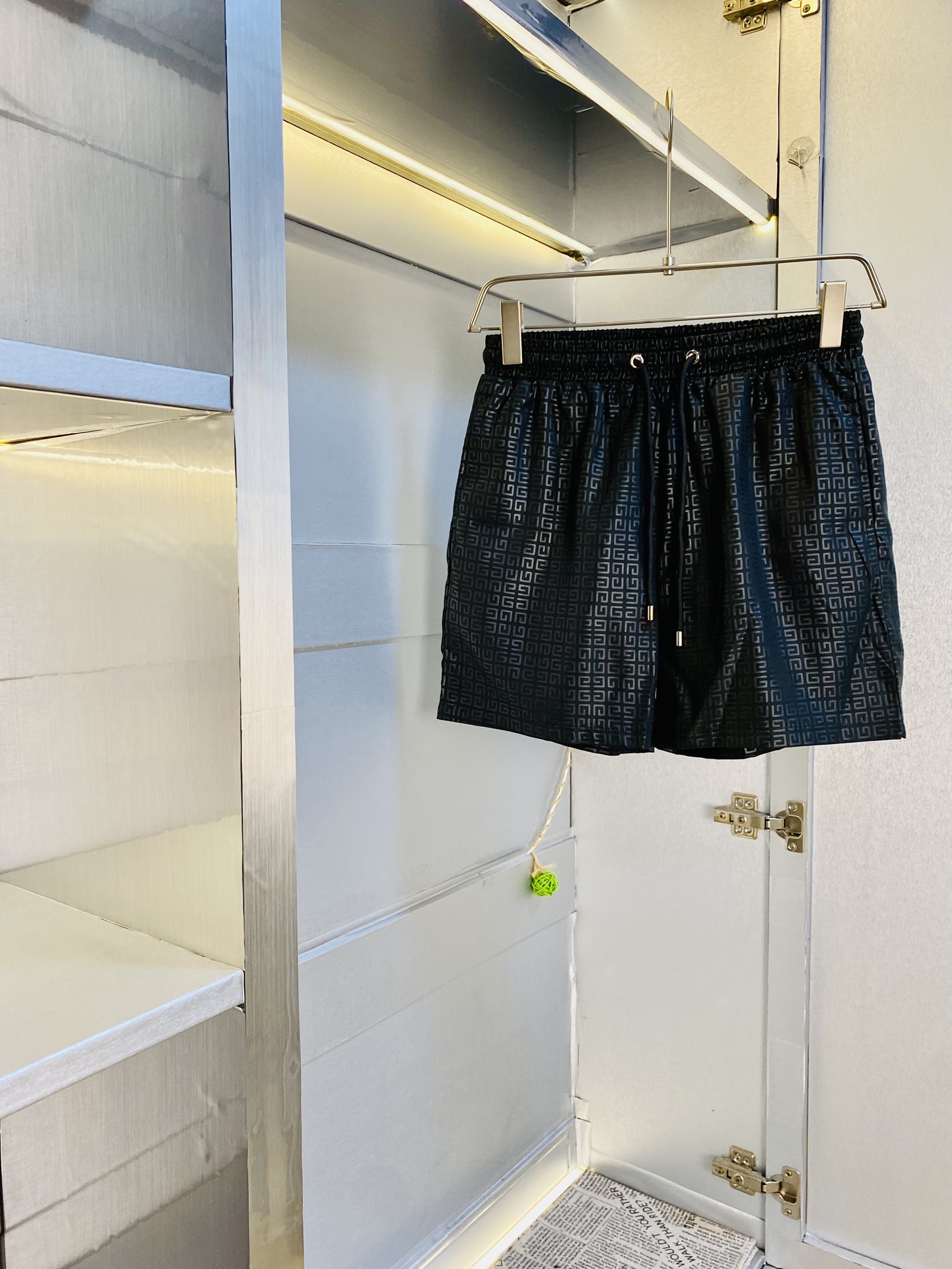 NO:427249,Original single product, couple's Givenchy Givenchy new summer shorts, available at the counter, complete three standards, with washing water mark, hardware with logo, fashionable casual pants, quick-drying pants, quick-drying shorts, beach pants, imported original fabric, comfortable and breathable upper body, top craft pattern, waist craft thread surround, extremely high grade, super positive style, fashionable and stylish upper body!  A must-have item for spring and summer wardrobe!  Size M-3XL, given , given , given , shorts , alexander wang19860909原单货 情侣款纪梵希Givenchy 夏季新品短裤 专柜同步有售,三标齐全 带洗水唛 五金带Logo,时尚休闲裤 速干裤 速干短裤 沙滩裤,进口原版面料,上身舒适透气,顶级工艺图案,腰围工艺螺纹围接,档次极高,版型超正,上身时尚有型！春夏衣橱必备单品！尺码M-3XL,,givenchy,givenchy,shorts,alexander wang,Men's clothing