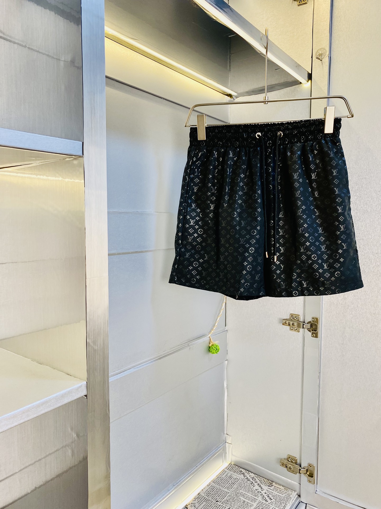 NO:161658,Original single product, couple's Louis Vuitton Lv 2025 summer new product shorts available simultaneously in the counter, complete three standards, with washing water mark, hardware with logo, fashionable casual pants, quick-drying pants, quick-drying shorts, beach pants, imported original fabric, comfortable and breathable upper body, top craft pattern, waist craft thread surround, extremely high grade, super positive style, fashionable and stylish upper body!  A must-have item for spring and summer wardrobe!  Size M-3XL, louis vuitton,louis vuitton,shorts,alexander wang19860909原单货 情侣款路易威登Lv 2025夏季新品短裤 专柜同步有售,三标齐全 带洗水唛 五金带Logo,时尚休闲裤 速干裤 速干短裤 沙滩裤,进口原版面料,上身舒适透气,顶级工艺图案,腰围工艺螺纹围接,档次极高,版型超正,上身时尚有型！春夏衣橱必备单品！尺码M-3XL,,louis vuitton,louis vuitton,shorts,alexander wang,Men's clothing