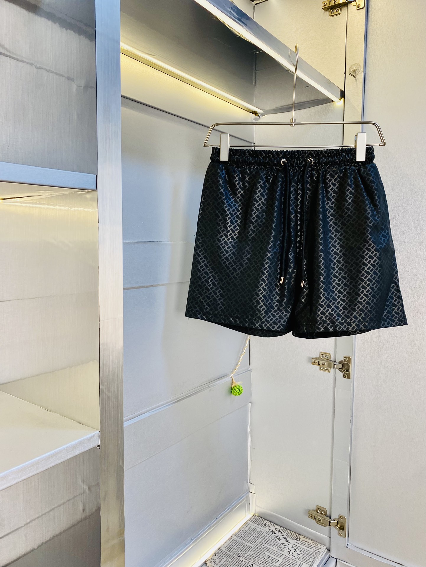 NO:469721,Original single product, couple's Burberry Burberry new summer shorts, available at the counter, complete three standards, wash water mark, hardware with logo, fashionable casual pants, quick-drying pants, quick-drying shorts, beach pants, imported original fabric, comfortable and breathable upper body, top craft pattern, waist craft thread surround, extremely high grade, super positive style, fashionable and stylish upper body!  A must-have item for spring and summer wardrobe!  Size M-3XL, burberry, burberry, shorts, alexander wang19860909原单货 情侣款巴宝莉Burberry 夏季新品短裤 专柜同步有售,三标齐全 带洗水唛 五金带Logo,时尚休闲裤 速干裤 速干短裤 沙滩裤,进口原版面料,上身舒适透气,顶级工艺图案,腰围工艺螺纹围接,档次极高,版型超正,上身时尚有型！春夏衣橱必备单品！尺码M-3XL,,burberry,burberry,shorts,alexander wang,Men's clothing