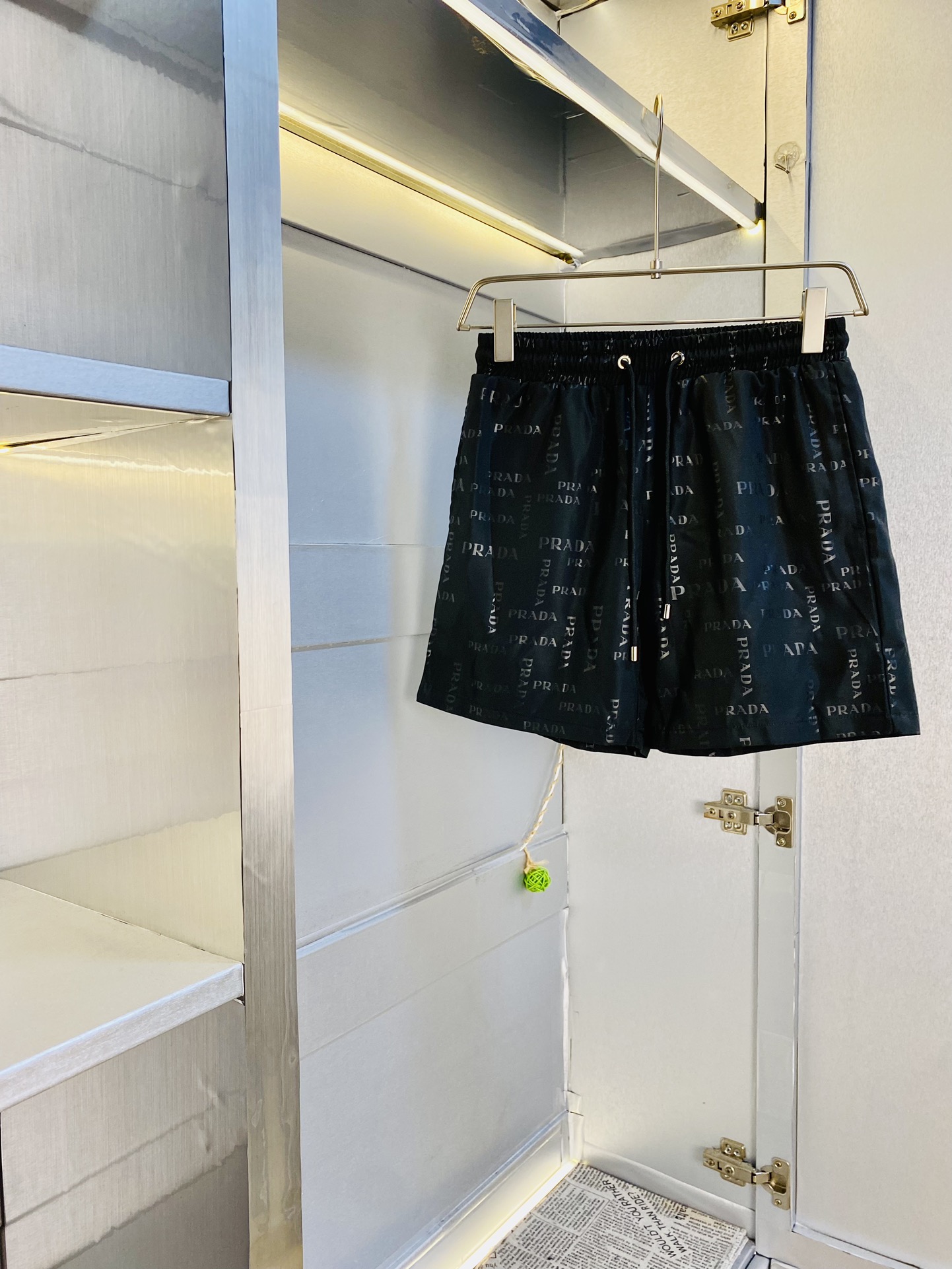 NO:469727,Original single product couple's Prada Prada new summer shorts available at the counter, complete three standards, with washing water mark, hardware with logo, fashionable casual pants, quick-drying pants, quick-drying shorts, beach pants, imported original fabric, comfortable and breathable upper body, top craft pattern, waist craft thread surround, extremely high grade, super positive style, fashionable and stylish upper body!  A must-have item for spring and summer wardrobe!  Size M-3XL, prada, prada, shorts, alexander wang19860909原单货 情侣款普拉达Prada 夏季新品短裤 专柜同步有售,三标齐全 带洗水唛 五金带Logo,时尚休闲裤 速干裤 速干短裤 沙滩裤,进口原版面料,上身舒适透气,顶级工艺图案,腰围工艺螺纹围接,档次极高,版型超正,上身时尚有型！春夏衣橱必备单品！尺码M-3XL,,prada,prada,shorts,alexander wang,Men's clothing