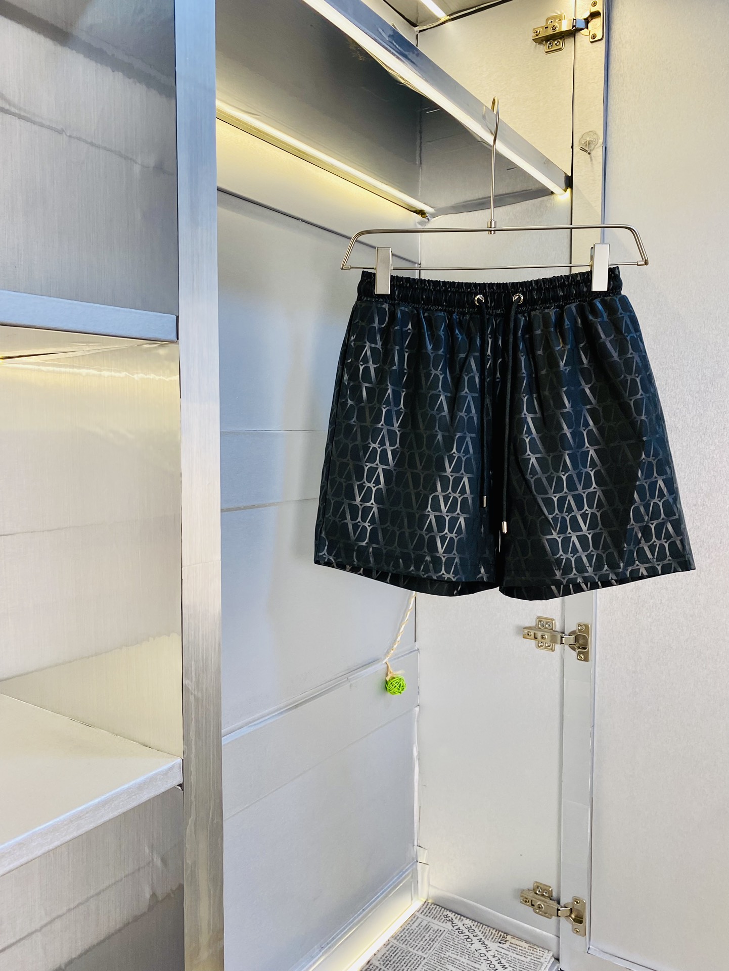 NO:469732,Original single product Valentino Valentino summer shorts available simultaneously in the counter, complete three-standard label with washing water mark, hardware with logo, fashionable casual pants, quick-drying pants, quick-drying shorts, beach pants, imported original fabric, comfortable and breathable upper body, top craft pattern, waist craft thread surround, extremely high grade, super positive style, fashionable and stylish upper body!  A must-have item for spring and summer wardrobe!  Size M-3XL, valentino, valentino, shorts, alexander wang19860909原单货 情侣款华伦天奴Valentino 夏季新品短裤 专柜同步有售,三标齐全 带洗水唛 五金带Logo,时尚休闲裤 速干裤 速干短裤 沙滩裤,进口原版面料,上身舒适透气,顶级工艺图案,腰围工艺螺纹围接,档次极高,版型超正,上身时尚有型！春夏衣橱必备单品！尺码M-3XL,,valentino,valentino,shorts,alexander wang,Men's clothing