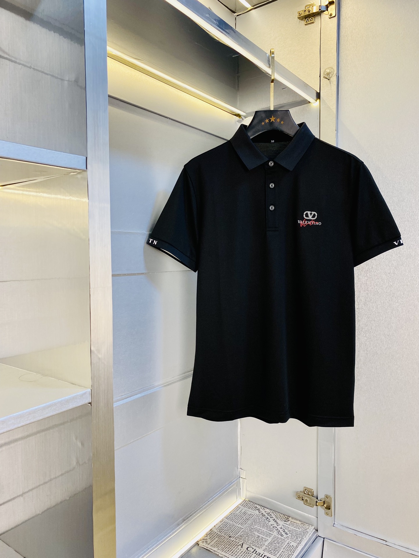 NO:142685,The original single product can wear 210 kilograms Valentino original single quality 2025 latest men's lapel short-sleeved T-shirt with high-end printed workmanship!  Selected counters to customize the top-grade double mercerized bead flooring fabric. All details are perfectly crafted and replicated 100% authentic. Original hardware, high-end customized auxiliary materials, original factory original standard, excellent upper body effect!  Code number M-4XL, valentino, valentino, T-shirt, tees, t-shirt, alexander wang19860909原单货可穿210斤 华伦天奴Valentino 原单品质 2025最新款 男装翻领短袖T恤 高级印花做工！精选专柜订制顶级双丝光珠地棉进口面料 所有细节做工完美1比1复刻 还原正品百分百 原版五金 高端订制辅料 原厂原标 上身效果超赞！码数M-4XL,,valentino,valentino,T-shirt,tees，t-shirt,alexander wang,Men's clothing