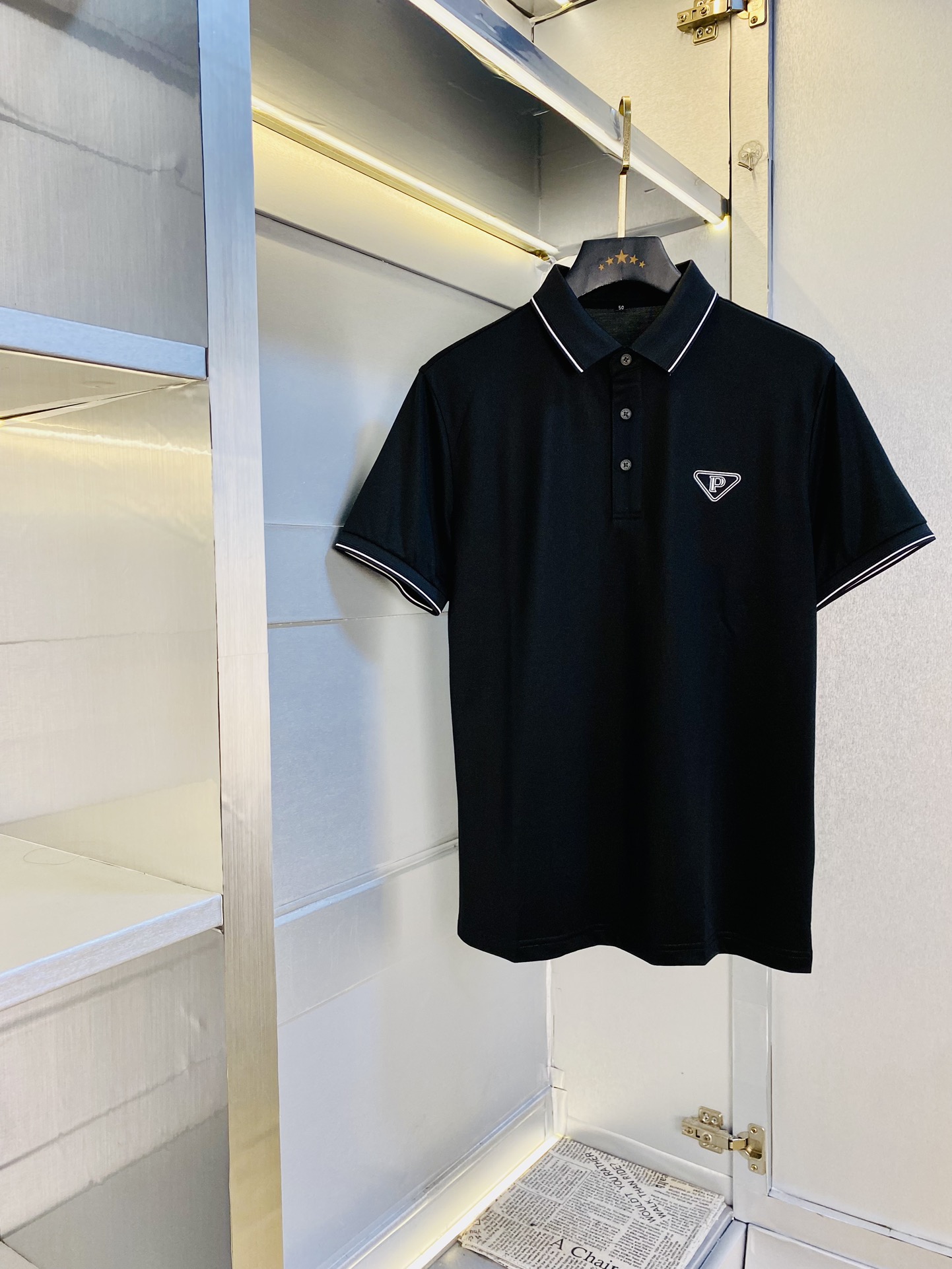 NO:138331,Original single product can wear 210 catties Prada Prada original single quality latest style men's lapel short-sleeved T-shirt with high-end printed workmanship!  Selected counters to customize the top-grade double mercerized bead flooring fabric. All details are perfectly crafted and replicated 100% authentic. Original hardware, high-end customized auxiliary materials, original factory original standard, excellent upper body effect!  Code number M-4XL, prada, prada, T-shirt,tees, t-shirt,alexander wang19860909原单货可穿210斤 普拉达Prada 原单品质 最新款 男装翻领短袖T恤 高级印花做工！精选专柜订制顶级双丝光珠地棉进口面料 所有细节做工完美1比1复刻 还原正品百分百 原版五金 高端订制辅料 原厂原标 上身效果超赞！码数M-4XL,,prada,prada,T-shirt,tees，t-shirt,alexander wang,Men's clothing