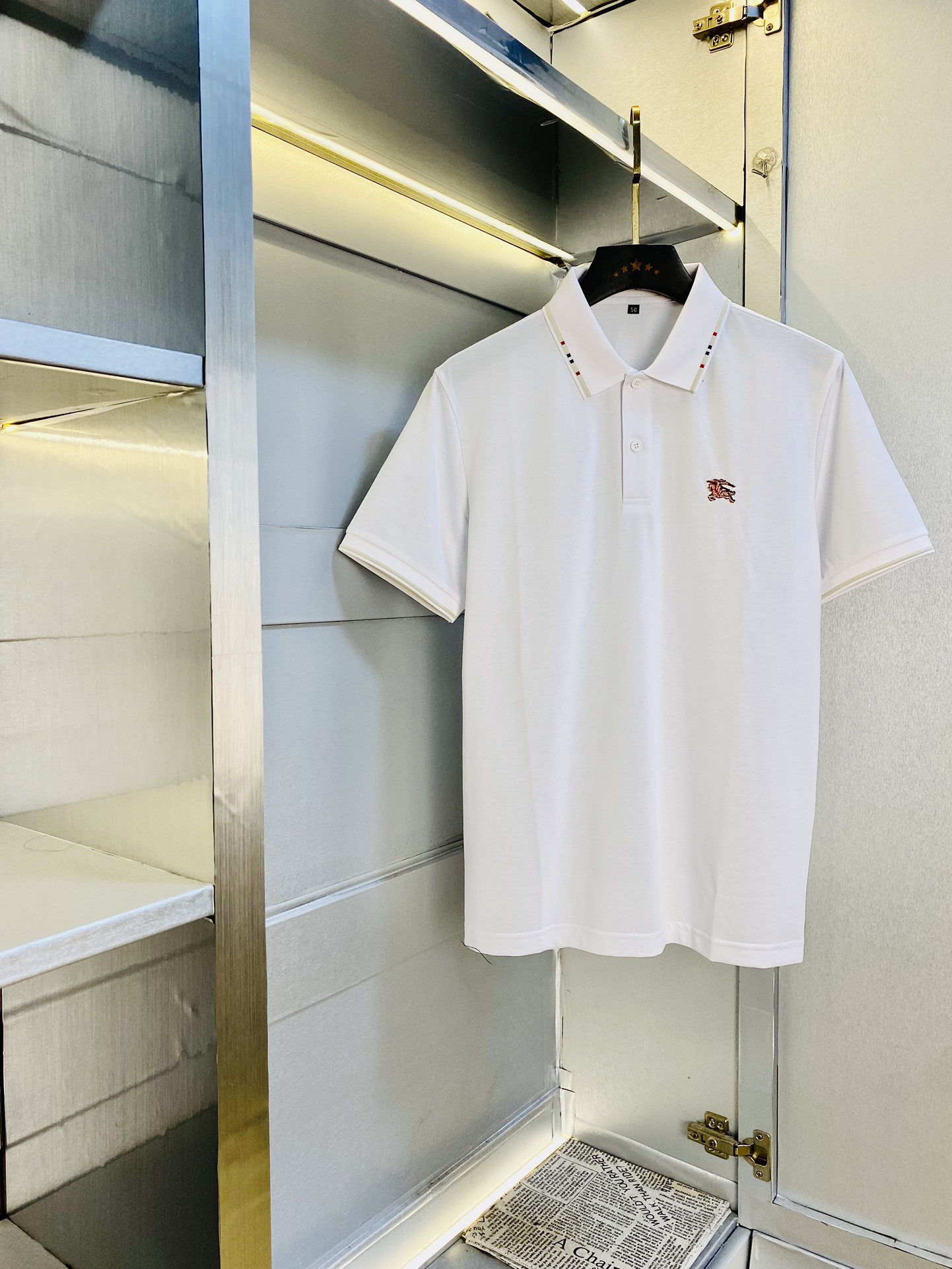 NO:142632,The original order can be worn 210 kilograms. Burberry Burberry Original order quality. The latest style. Men's lapel short-sleeved T-shirt with high-end printed workmanship!  Selected counters to customize the top-grade double mercerized bead flooring fabric. All details are perfectly crafted and replicated 100% authentic. Original hardware, high-end customized auxiliary materials, original factory original standard, excellent upper body effect!  Code number M-4XL, burberry, burberry, T-shirt, tees, t-shirt, alexander wang19860909原单货可穿210斤 巴宝莉Burberry 原单品质 2025最新款 男装翻领短袖T恤 高级印花做工！精选专柜订制顶级双丝光珠地棉进口面料 所有细节做工完美1比1复刻 还原正品百分百 原版五金 高端订制辅料 原厂原标 上身效果超赞！码数M-4XL,,burberry,burberry,T-shirt,tees，t-shirt,alexander wang,Men's clothing