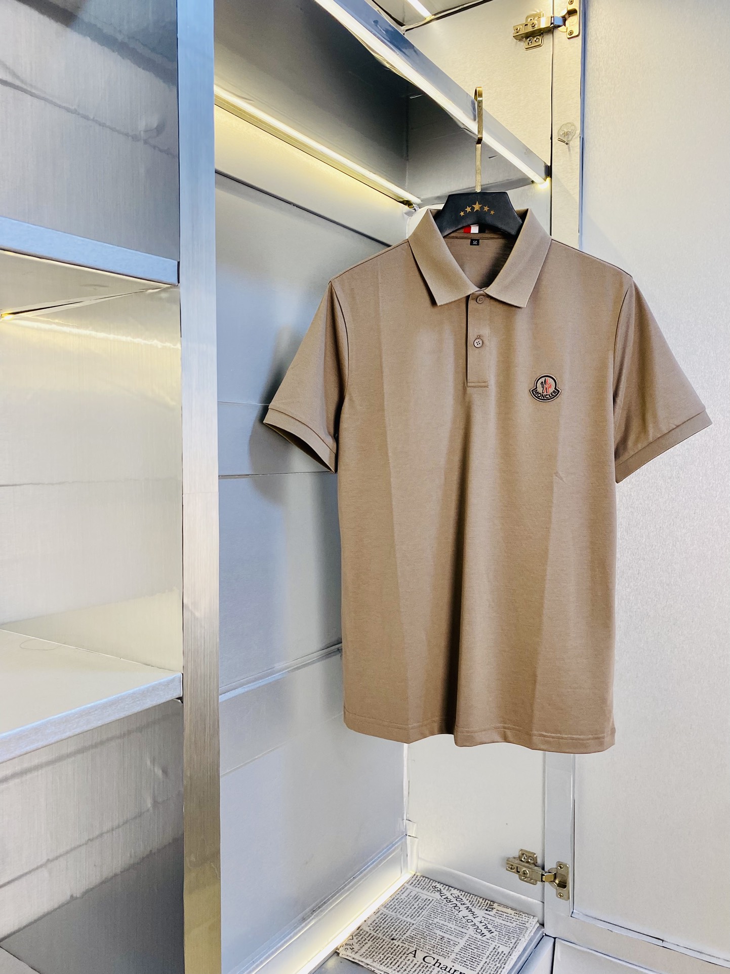 NO:154204,The original single product can wear 210 kilograms. The original single quality. The latest model of 2025. Men's lapel short-sleeved T-shirt with high-end printed workmanship!  Selected counters to customize the top-grade double mercerized bead flooring fabric. All details are perfectly crafted and replicated 100% authentic. Original hardware, high-end customized auxiliary materials, original factory original standard, excellent upper body effect!  Code number M-4XL, christian louboutin, Moncler, T-shirt, tees, t-shirt, alexander wang19860909原单货可穿210斤 蒙口Moncler 原单品质 2025最新款 男装翻领短袖T恤 高级印花做工！精选专柜订制顶级双丝光珠地棉进口面料 所有细节做工完美1比1复刻 还原正品百分百 原版五金 高端订制辅料 原厂原标 上身效果超赞！码数M-4XL,,christian louboutin,Moncler,T-shirt,tees，t-shirt,alexander wang,Men's clothing