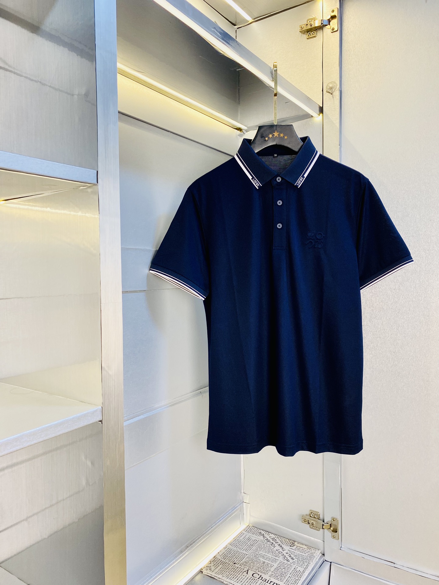 NO:138337,The original order can be worn 210 kilograms. Loewe. The original order quality is the latest style. Men's lapel short-sleeved T-shirt. High-end printed workmanship!  Selected counters to customize the top-grade double mercerized bead flooring fabric. All details are perfectly crafted and replicated 100% authentic. Original hardware, high-end customized auxiliary materials, original factory original standard, excellent upper body effect!  Code number M-4XL, loewe, loewe, T-shirt,tees, t-shirt,alexander wang19860909原单货可穿210斤 罗意威Loewe 原单品质 最新款 男装翻领短袖T恤 高级印花做工！精选专柜订制顶级双丝光珠地棉进口面料 所有细节做工完美1比1复刻 还原正品百分百 原版五金 高端订制辅料 原厂原标 上身效果超赞！码数M-4XL,,loewe,loewe,T-shirt,tees，t-shirt,alexander wang,Men's clothing