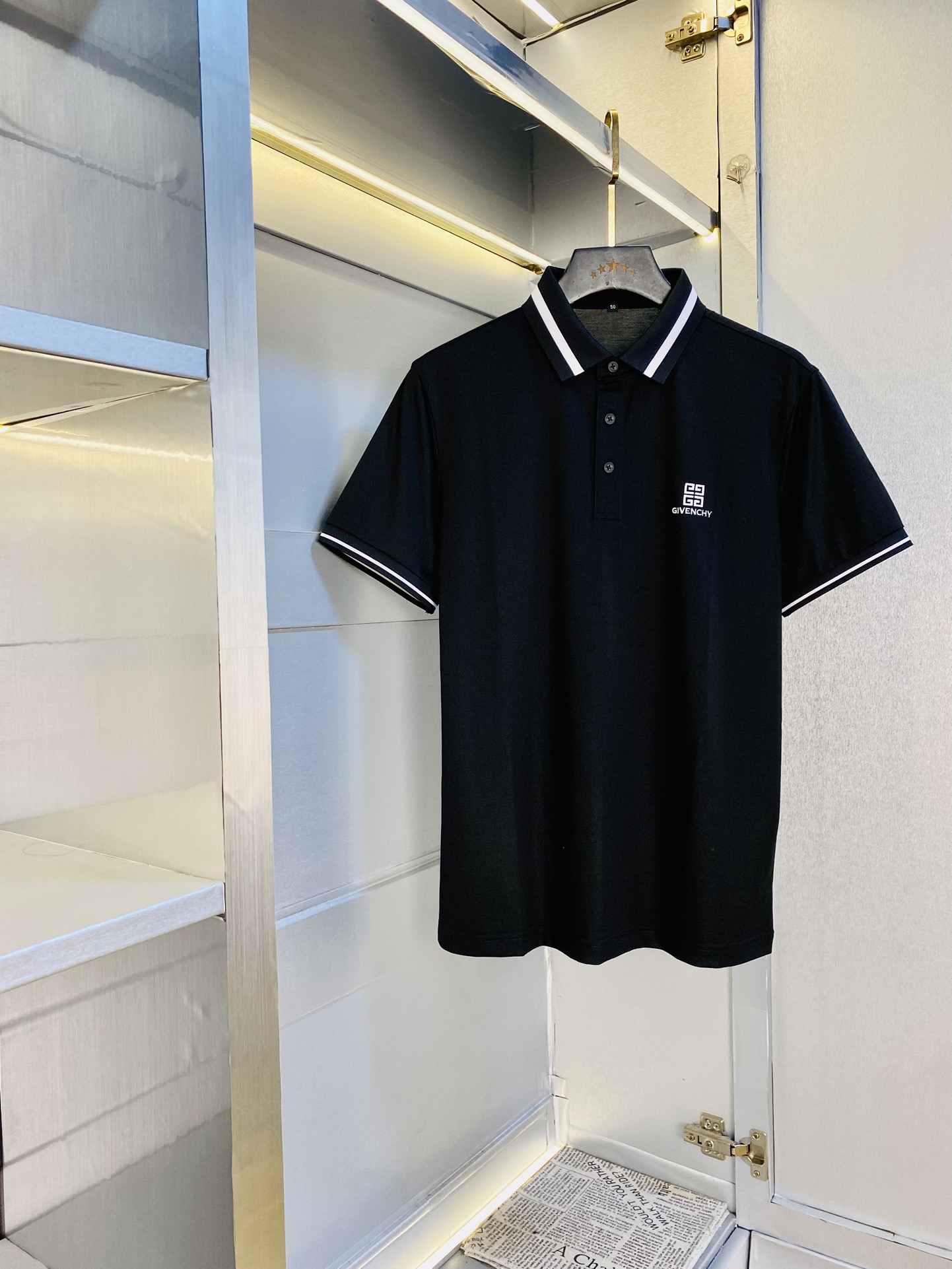 NO:151579,Original single item can be worn Givenchy Givenchy original single quality Latest style Men's lapel short-sleeved T-shirt with high-end printed workmanship!  Selected counters to customize the top-grade double mercerized bead flooring fabric. All details are perfectly crafted and replicated 100% authentic. Original hardware, high-end customized auxiliary materials, original factory original standard, excellent upper body effect!  Code number M-4XL, given , given , given , given , T-shirt, tees, t-shirt, alexander wang19860909原单货可穿斤 纪梵希Givenchy 原单品质 最新款 男装翻领短袖T恤 高级印花做工！精选专柜订制顶级双丝光珠地棉进口面料 所有细节做工完美1比1复刻 还原正品百分百 原版五金 高端订制辅料 原厂原标 上身效果超赞！码数M-4XL,,givenchy,givenchy,T-shirt,tees，t-shirt,alexander wang,Men's clothing