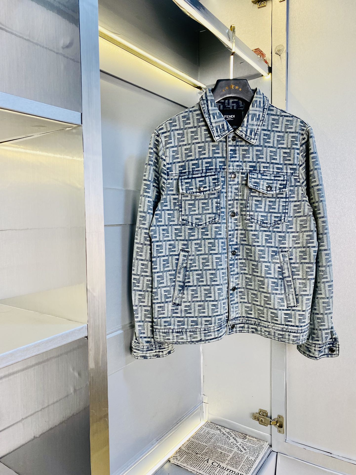 NO:656292,The original item from the official website can wear 190 pounds of Fendi 2025 early spring style!  New denim jacket Denim jacket High version and high quality The original fabric is the same as that of Internet celebrity stars. Open mold customization hardware accessories. Very comfortable. Super versatile and good-looking jacket. Non-market ordinary version. Compare at will. Quality is absolutely guaranteed. Color picture and color. Size M-3XL,,fendi,fendi,jackets & coats,jackets & coats,alexander wang19860909官网原单货 可穿190斤芬迪Fendi 2025早春款！新款牛仔外套牛仔夹克 高版本高品质 原版面料网红明星同款 开模定制五金辅料 感非常舒服 超级百搭好看的一款外套 非市场普通版本 随意对比 品质绝对保证 颜色图色 尺码M-3XL,,fendi,fendi,jackets & coats,jackets & coats,alexander wang,Men's clothing