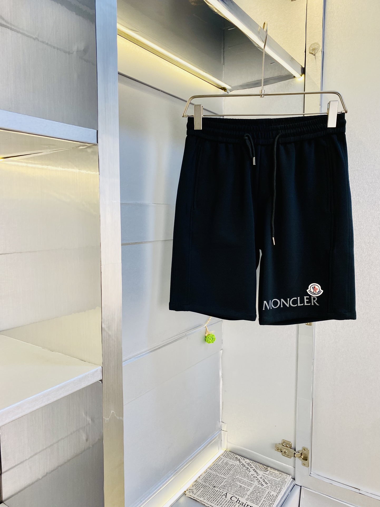 NO:462926,Gospel of Fatty Couple Style 210 pounds to wear, Moncler, a heavy recommendation!  The latest version of the 2025 Spring and Summer Essential Counter Series, shorts, beach pants, five-quarter pants, casual pants, high-end customized original hardware, the upper body effect is super positive, the leg lines are fully demonstrated, and the imported quick-drying fabric is provided by all customers. The texture is tight and delicate, the upper body is very comfortable and stylish, and it is extremely practical and versatile, which is very worth buying!  Requested recommendations from old customers!  Number of codes: M-3XL, Moncler, shorts, alexander wang19860909情侣款胖子福音 210斤可穿 蒙口Moncler 重磅推荐！2025春夏必备专柜系列最新款短裤沙滩裤五分裤休闲裤高端订制原版五金 上身效果超正,腿部线条完全得到彰显,全客供进口速干面料 纹理 紧致细腻,上身非常舒适有型,而且极为实穿百搭,非常值得入手！老客户必收推荐！ 码数:M-3XL,,Moncler,shorts,alexander wang,Men's clothing