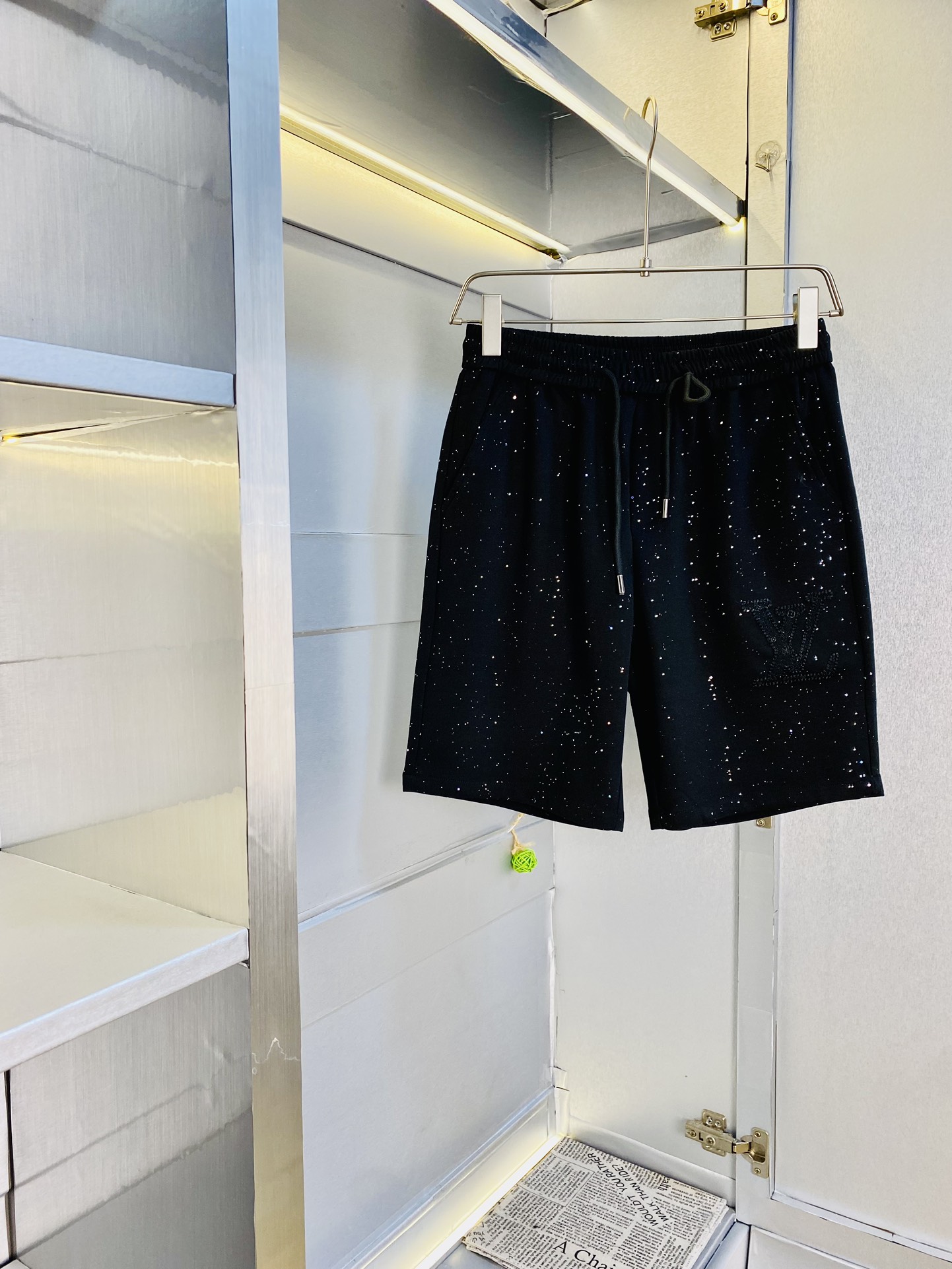 NO:462883,Gospel of Fatty Couple Model 210 catties to wear Louis Vuitton Lv Star Plate Heavy Crafts Recommended!  The latest version of the 2025 Spring and Summer Essential Counter Series, shorts, beach pants, five-quarter pants, casual pants, high-end customized original hardware, the upper body effect is super positive, the leg lines are fully demonstrated, and the imported quick-drying fabric is provided by all customers. The texture is tight and delicate, the upper body is very comfortable and stylish, and it is extremely practical and versatile, which is very worth buying!  Requested recommendations from old customers!  Number of codes: M-3XL, louis vuitton,louis vuitton, shorts,alexander wang19860909情侣款胖子福音 210斤可穿 路易威登Lv 满天星贴片重工艺 重磅推荐！2025春夏必备专柜系列最新款短裤沙滩裤五分裤休闲裤高端订制原版五金 上身效果超正,腿部线条完全得到彰显,全客供进口速干面料 纹理 紧致细腻,上身非常舒适有型,而且极为实穿百搭,非常值得入手！老客户必收推荐！ 码数:M-3XL,,louis vuitton,louis vuitton,shorts,alexander wang,Men's clothing